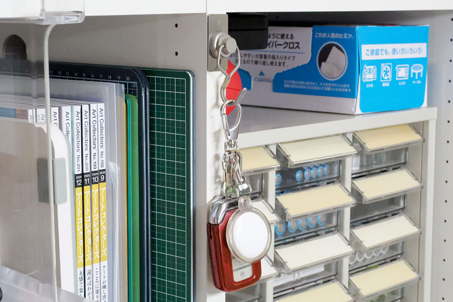 鍵束などを吊ることができる。鍵束の「空中収納」である。ってまあ、アリガチな使い方。