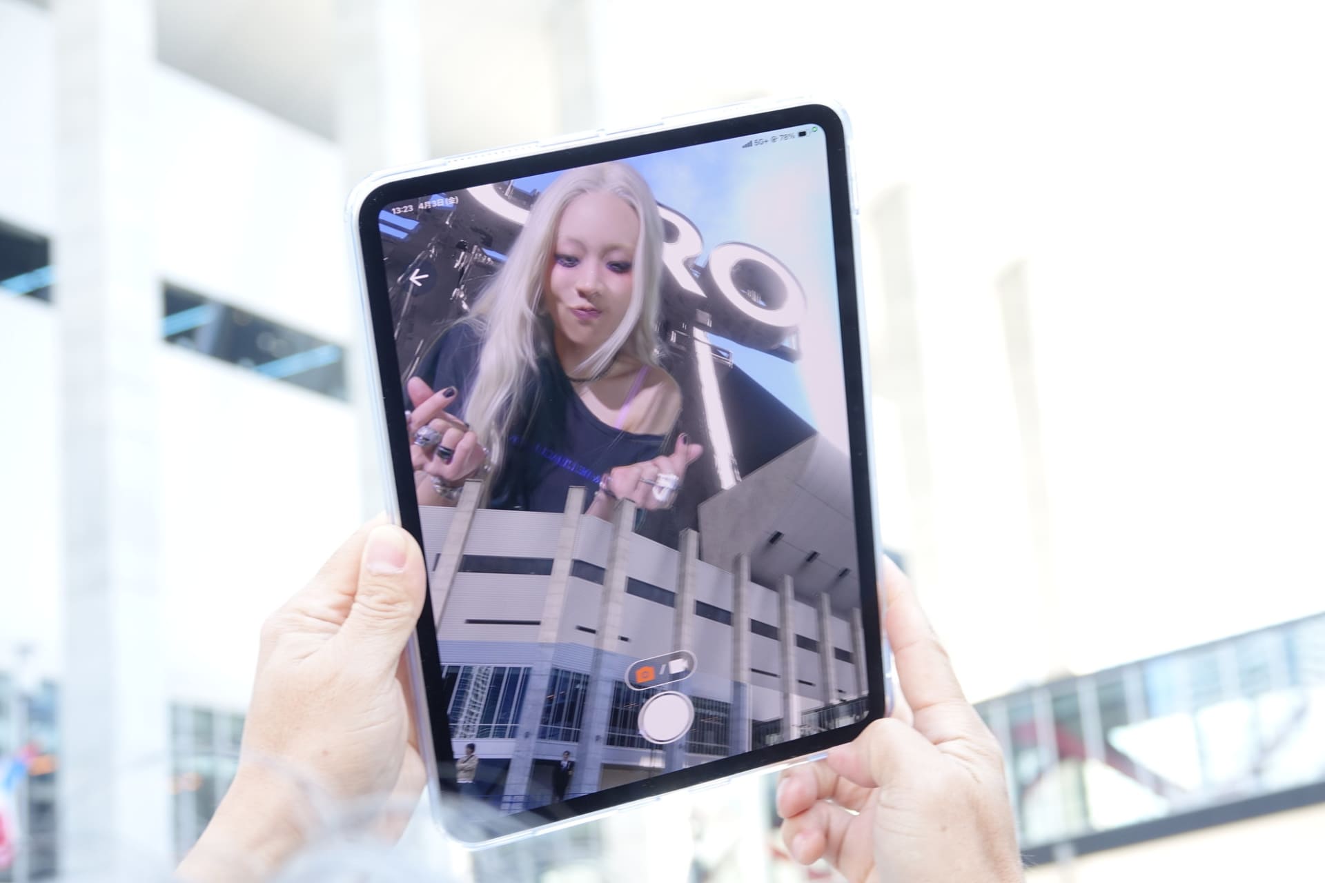 端末を動かしても建物の表示はずれず、見る角度に合わせたちゃんみなが表示される。