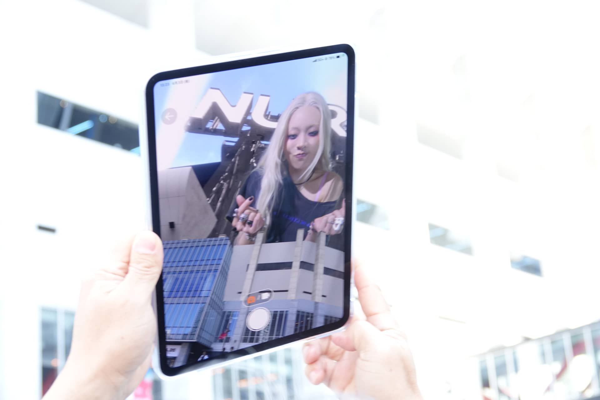 端末を動かしても建物の表示はずれず、見る角度に合わせたちゃんみなが表示される。