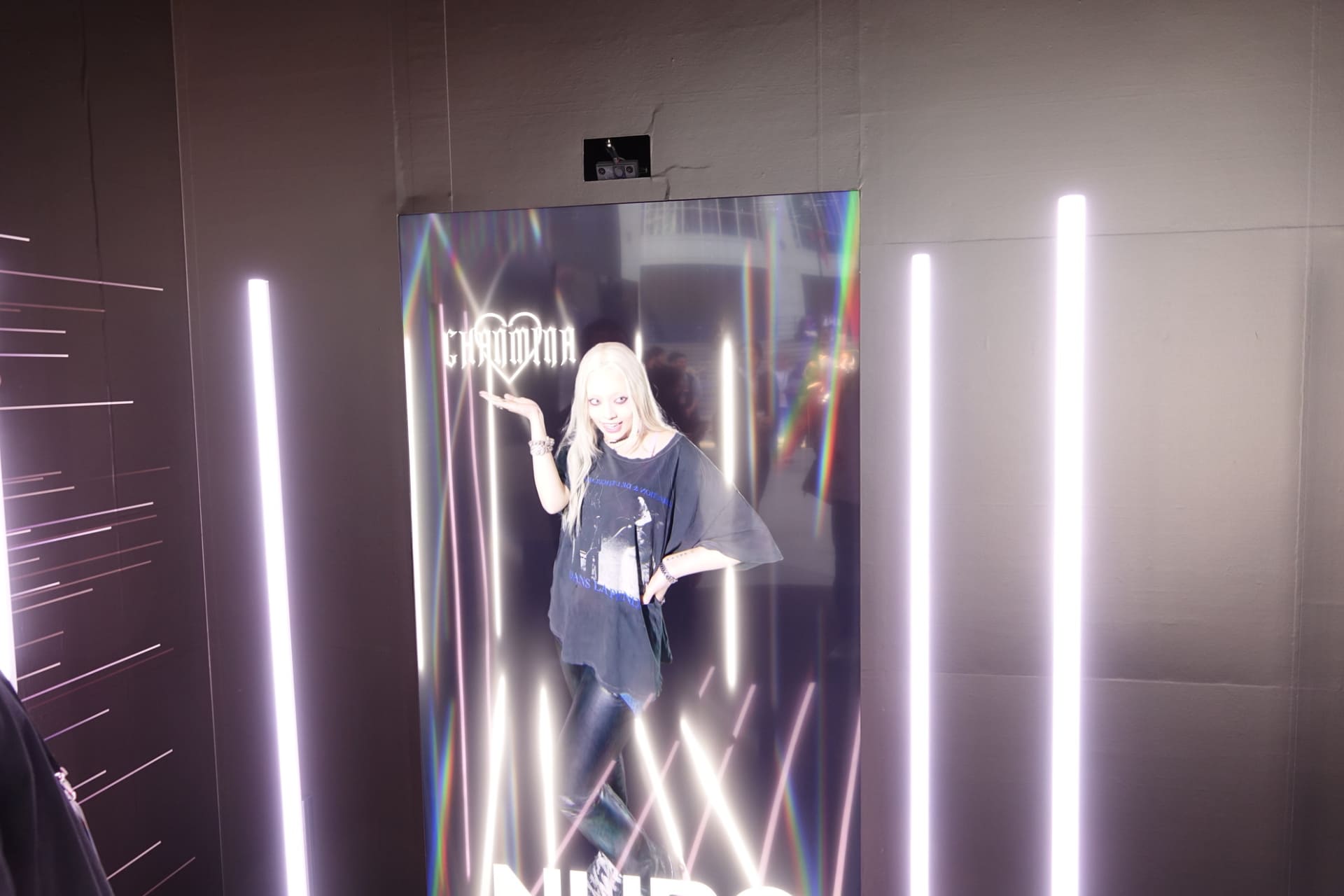 体験しているユーザーの後ろから覗いてみても、リアルなちゃんみなが登場する