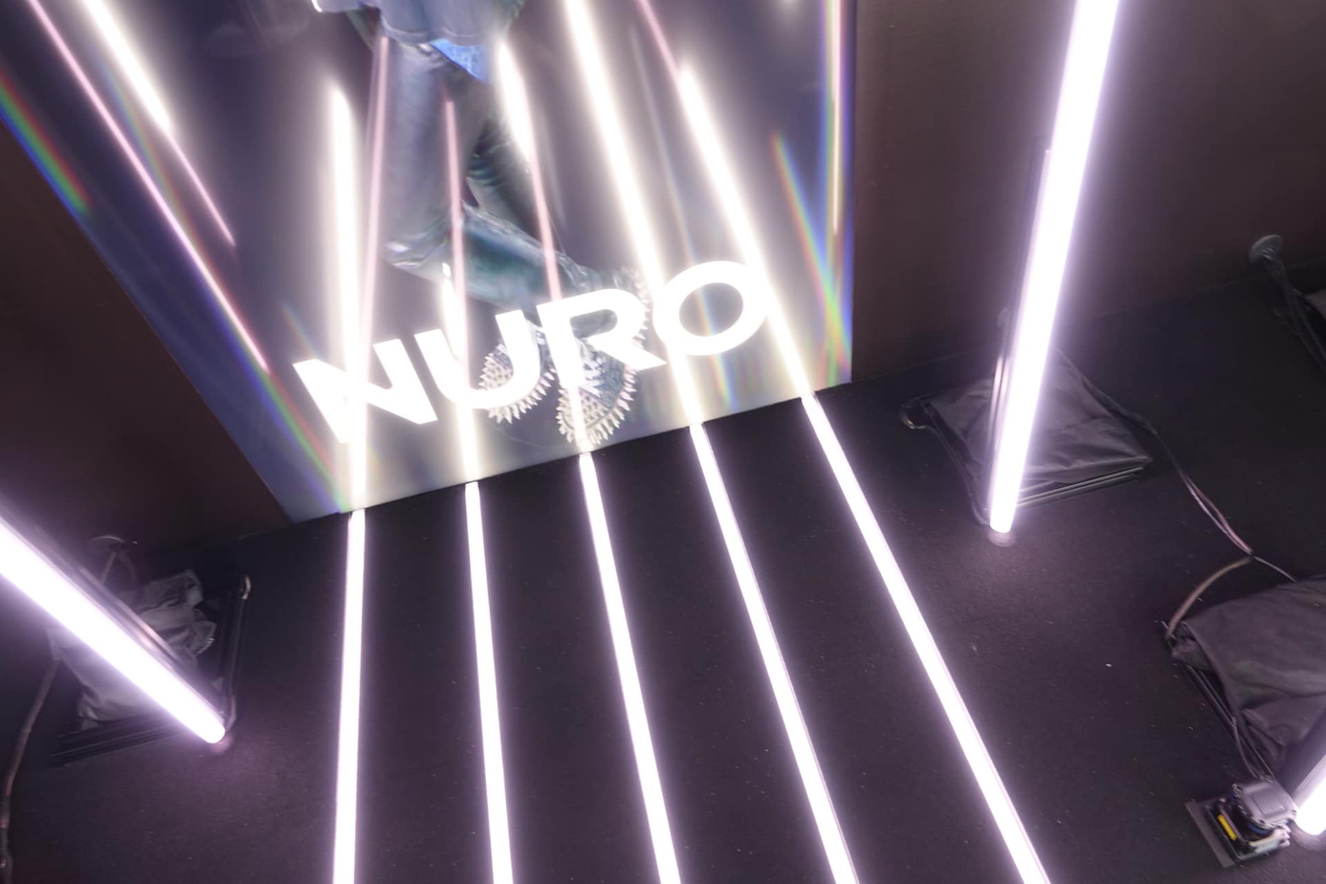 ディスプレイ以外にも立体感を演出するLED照明