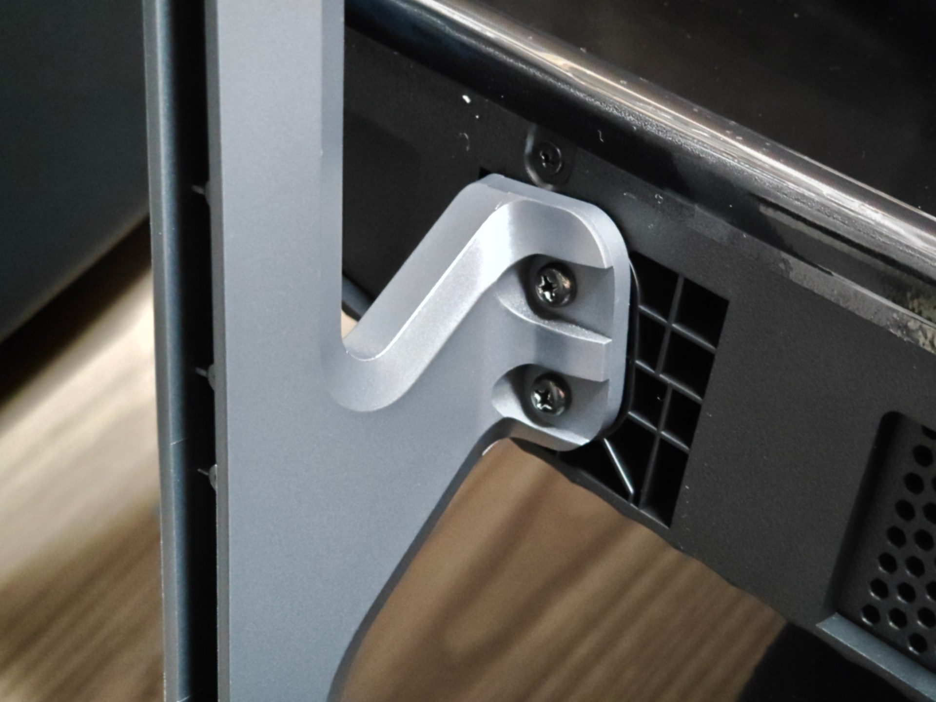 脚の取り付けはネジで固定するだけ。ドライバーを立てて回しにくい角度なので少々手間取った