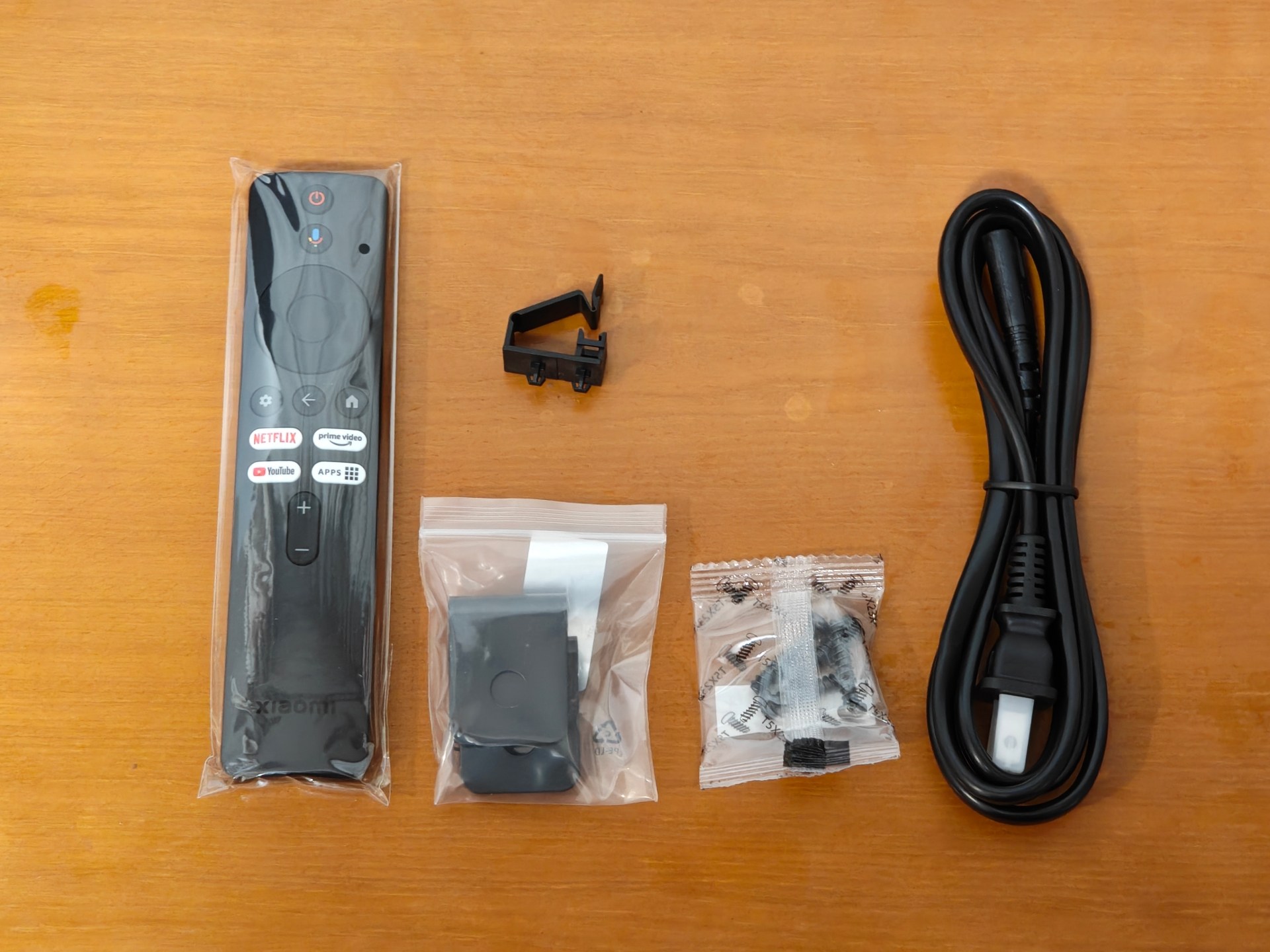 同梱物は組み立て用の脚のほか、ねじ、ケーブル、リモコン、壁掛け時に使用する部品のみとシンプル