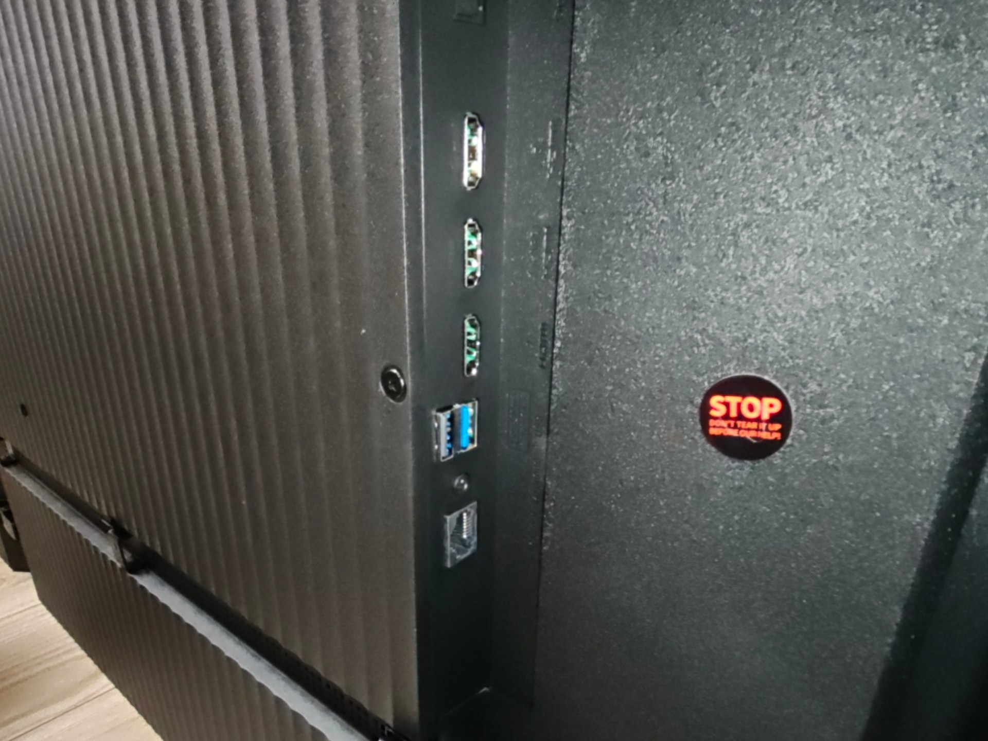 ポートはHDMI×3、イーサネット（LAN）、光デジタルオーディオ出力、3.5mmヘッドホンジャック、CI+スロット