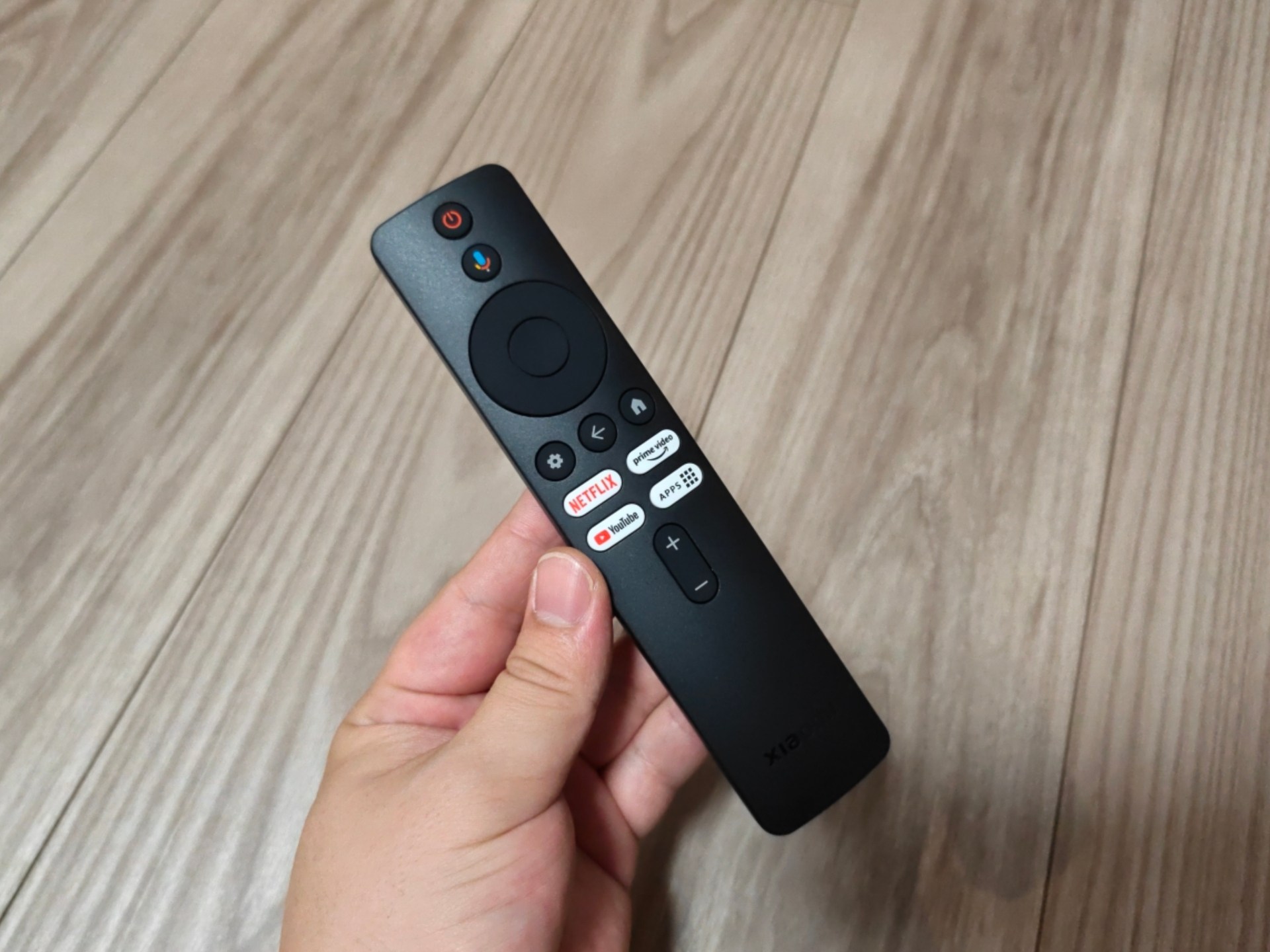 リモコンはチューナーレスということもありかなりコンパクト