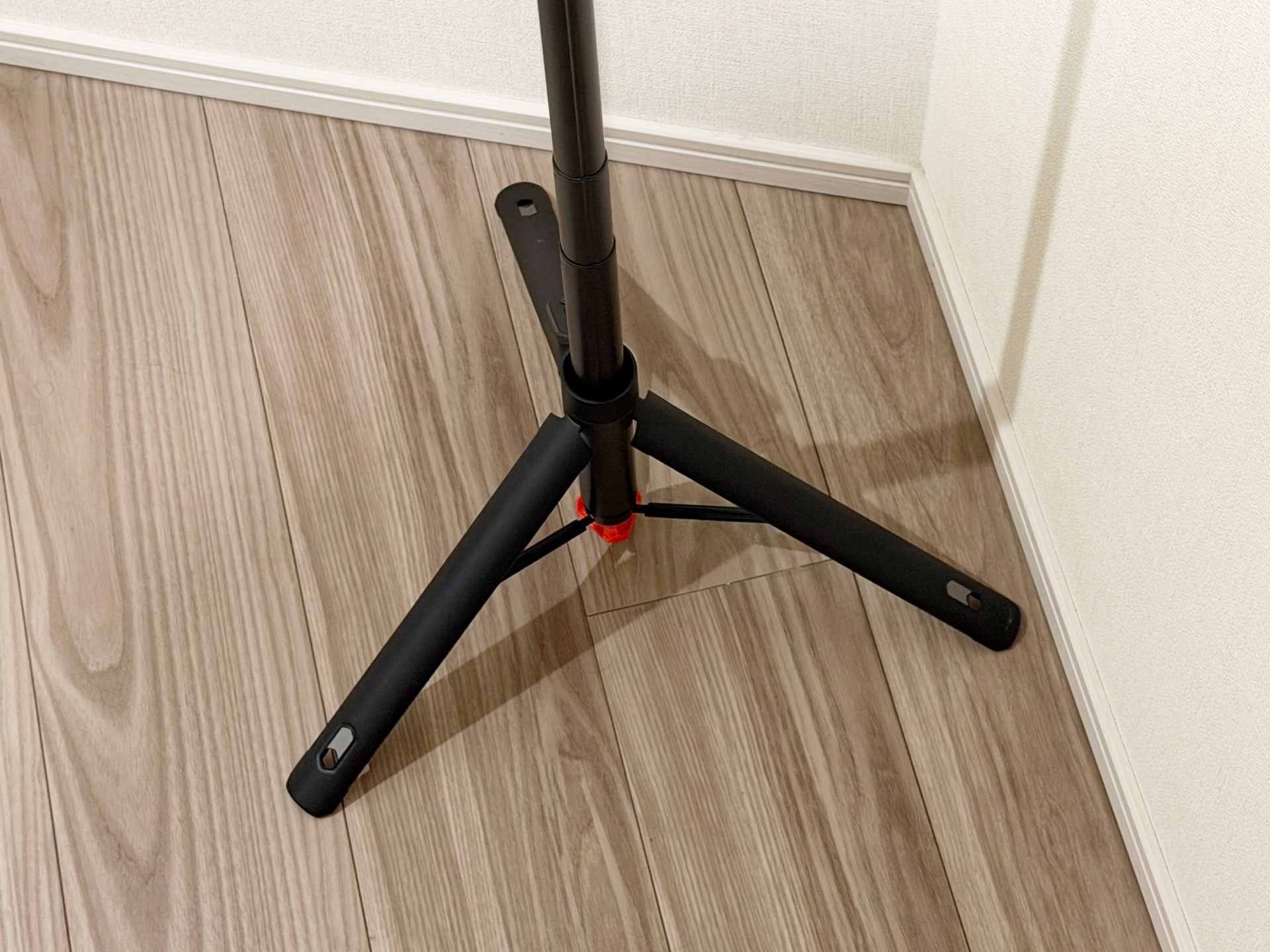 脚がかなり広く開くため、安定感はあるが使用場所は選ぶ