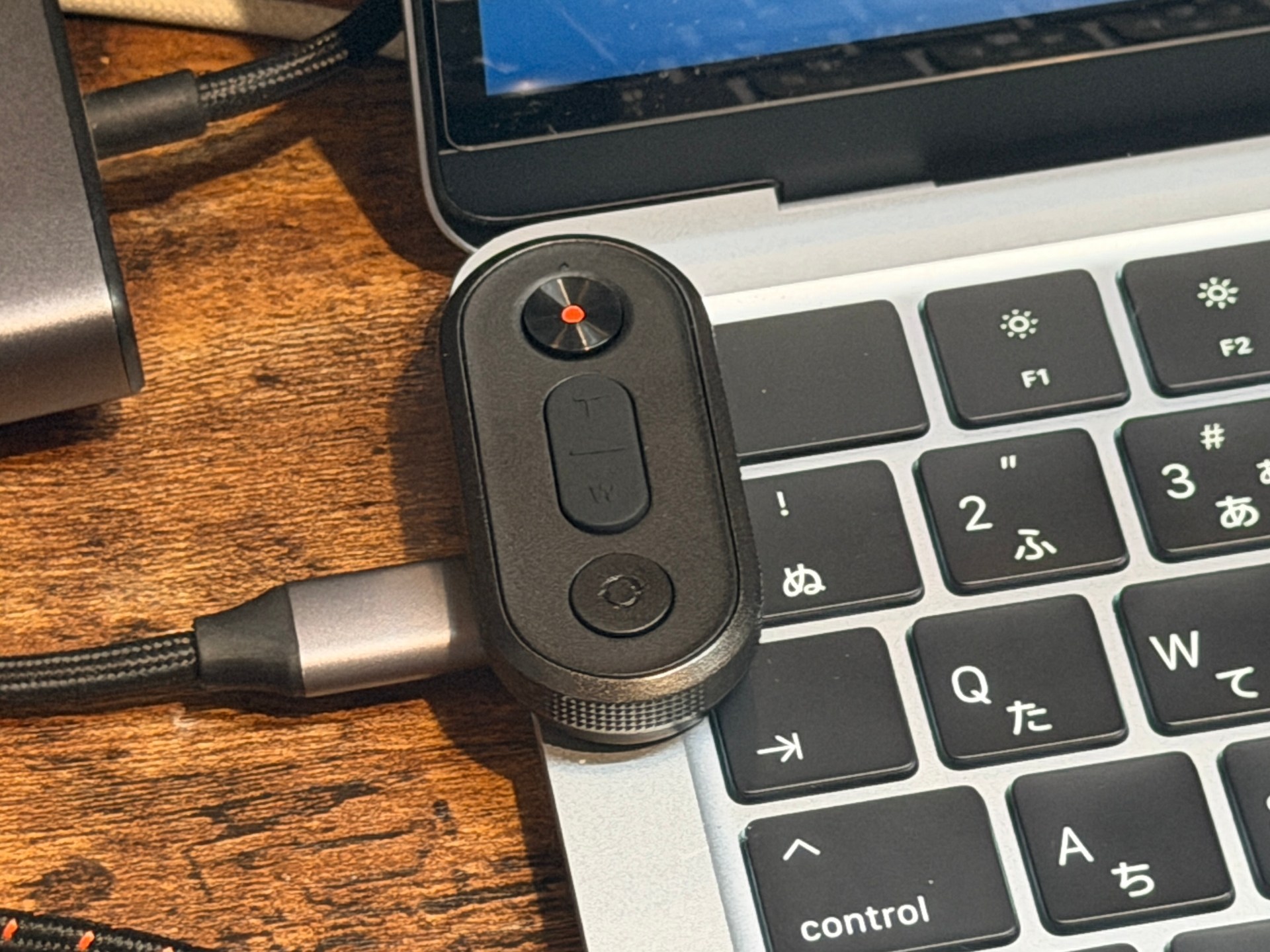 パソコンの角にマグネットで装着できた