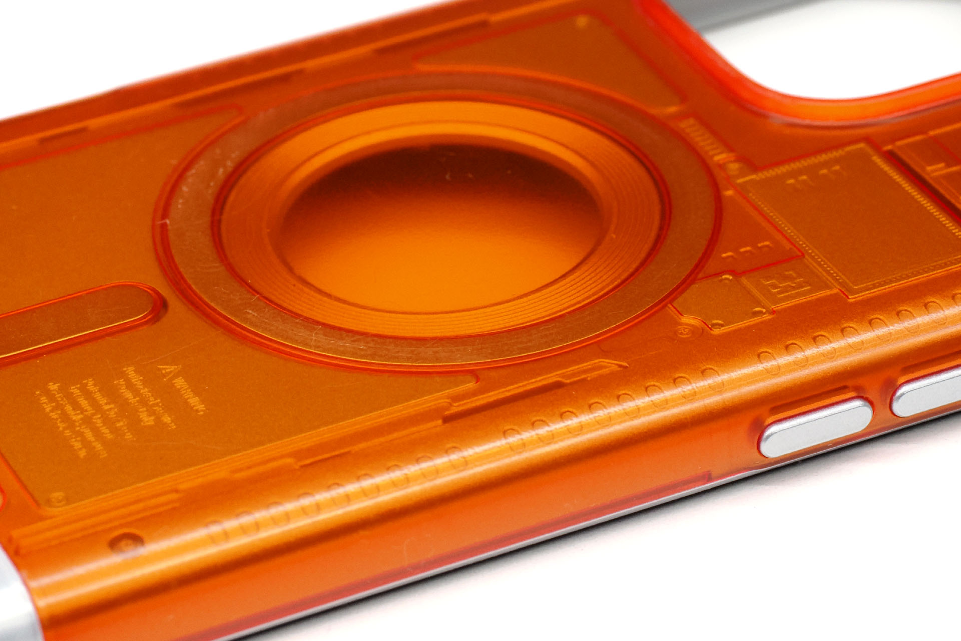 MagSafe対応でマグネット内蔵。MagSafeアクセサリーをかなり強力に吸着する。表面はセミマットという感じで、吸着したMagSafeアクセサリーが滑りにくいように感じられる。1年以上使用しているのでよく観察すると傷だらけだが、パッと見では傷が見えないのもいいところ。指紋も同様。