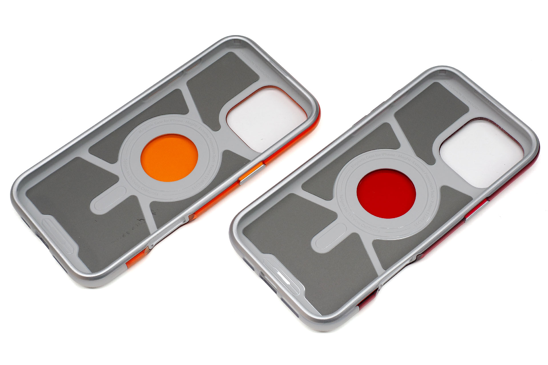 ケース内面は柔らかめの素材が複数重なっている。落下時などは端末への衝撃をかなり吸収してくれそうだ。