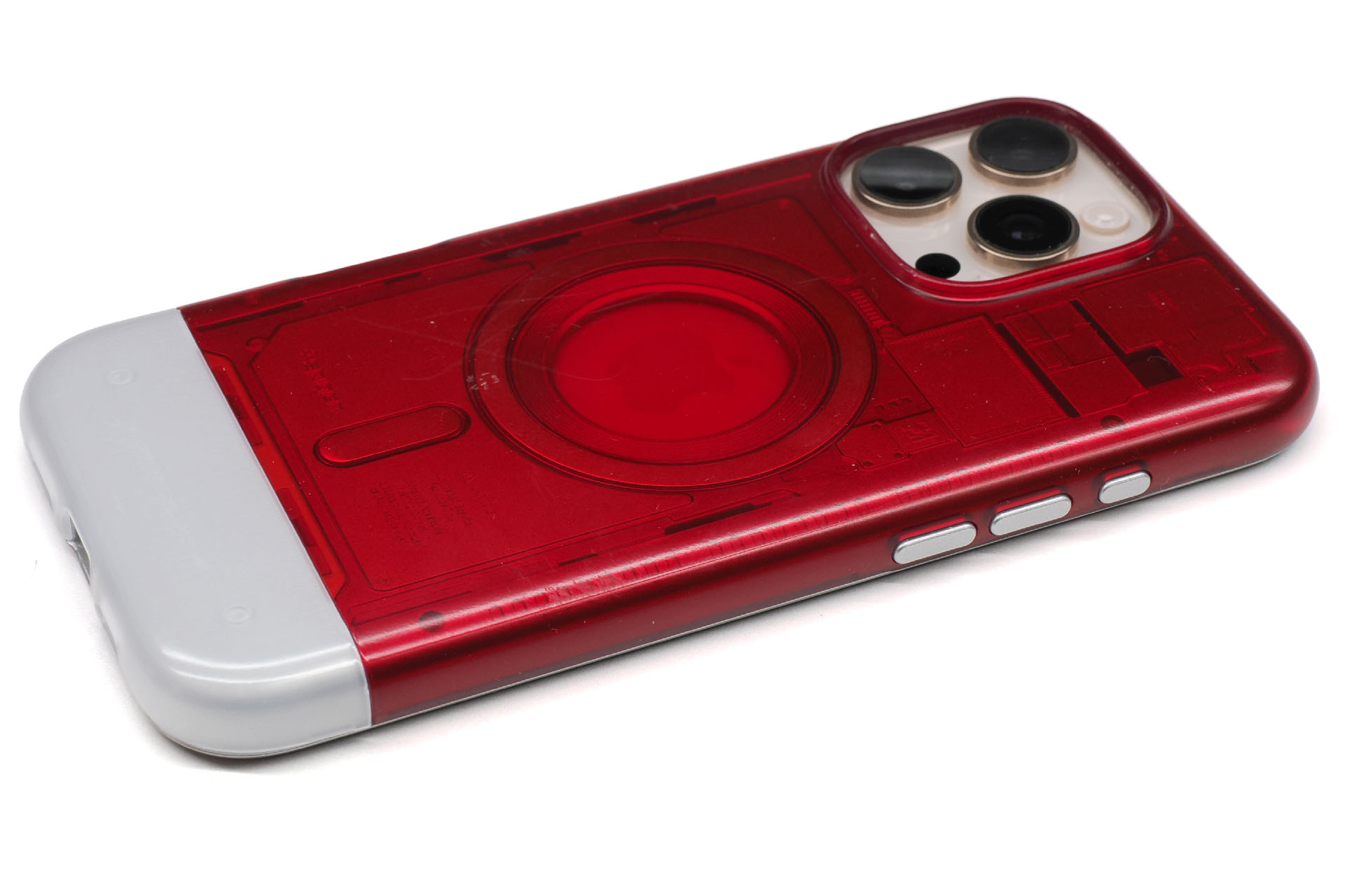 ルビーは暗めでは控えめな色。シックな印象だ。