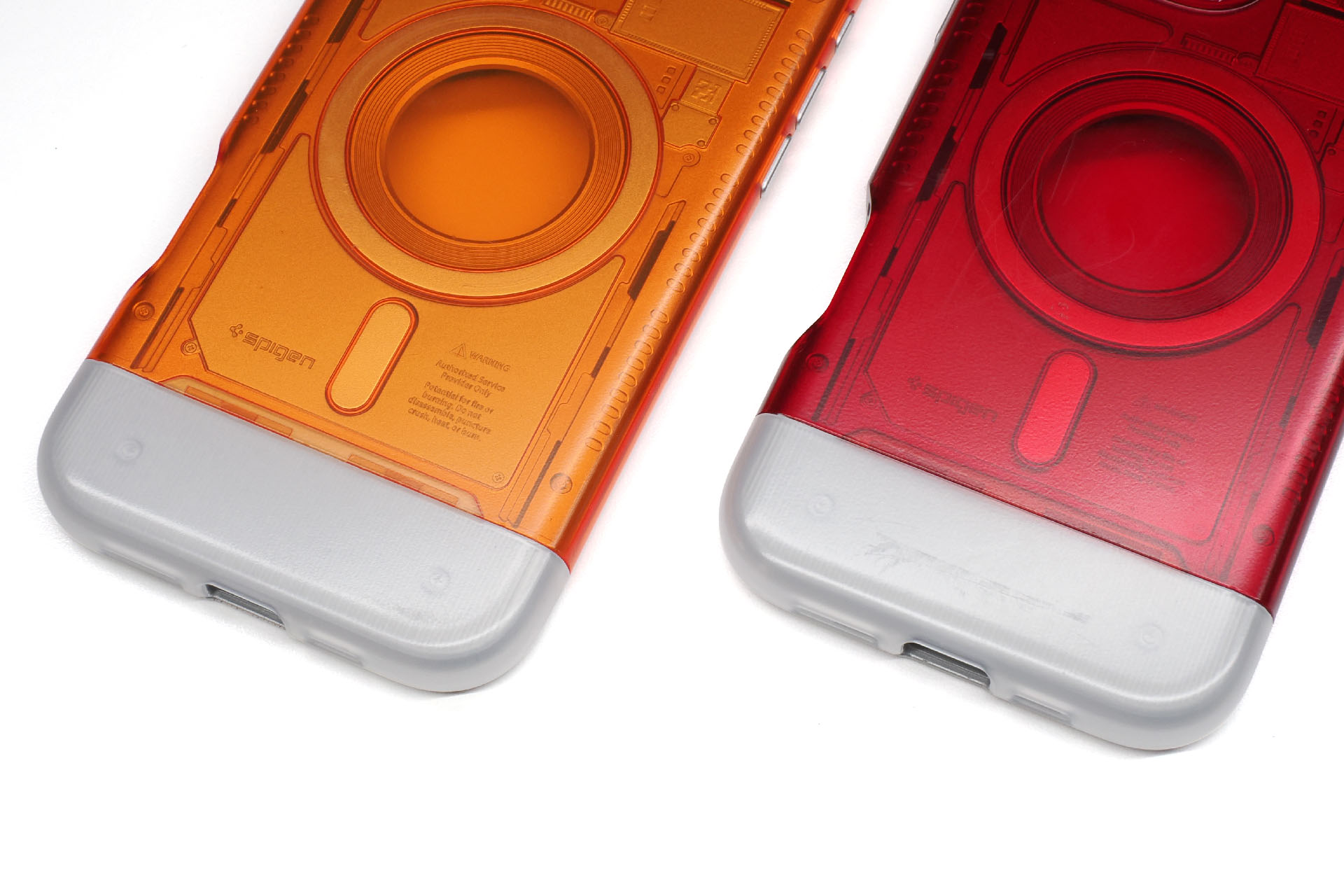 グレーの部分がフタ。境目に爪を入れてこじ開けるようにすればいいのだが……爪が剥がれるかも〜的な狭さと硬さ。なので、先端が細いツールなどでこじ開けるのが無難。いったん端末をケースに入れたら、もう端末を取り出さない……という考え方なのかもしれない。