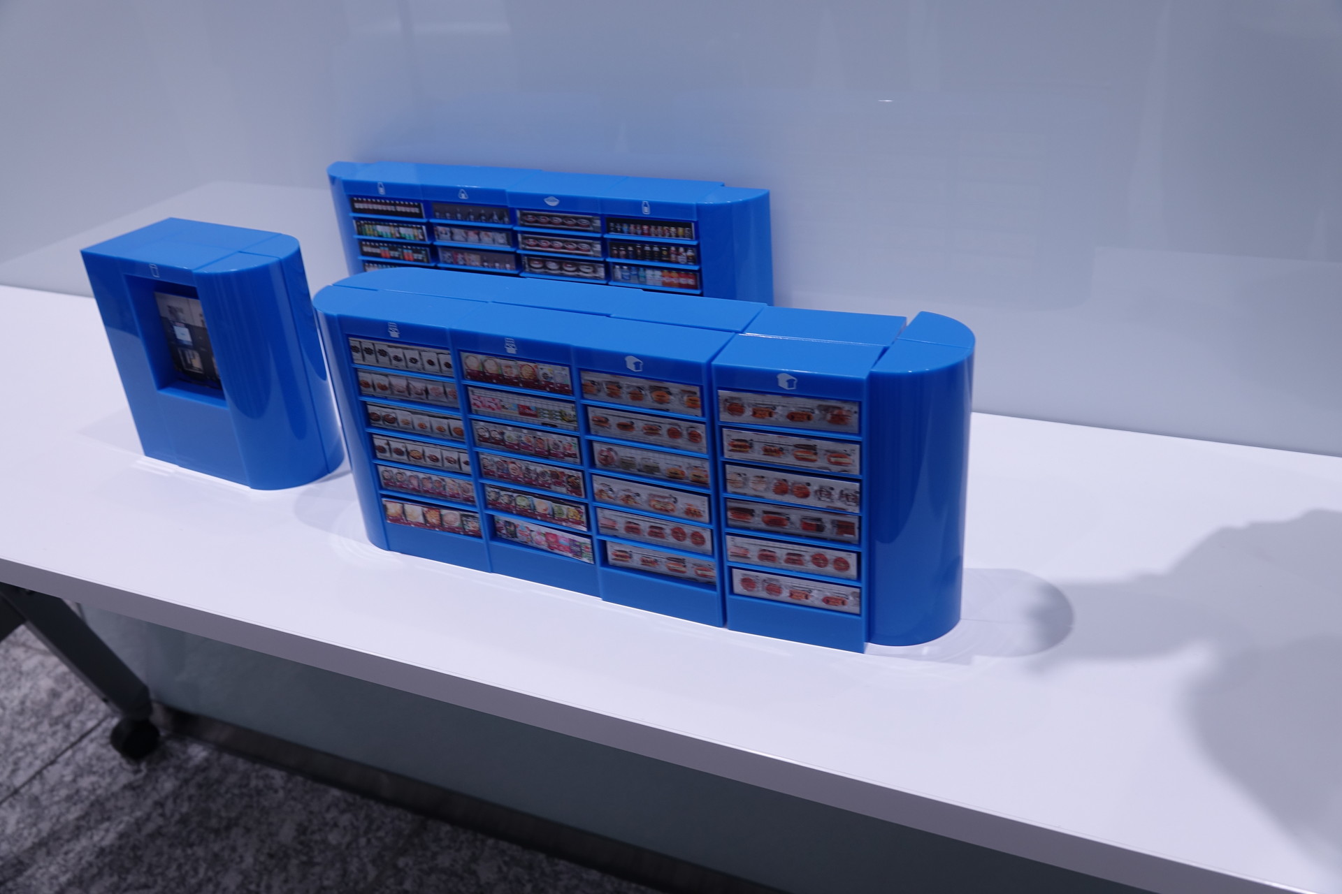 ユニットの模型。画一的なサイズで柔軟に組み合わせられる。端のユニットにセンサーがあり、チェックインなどを管理している