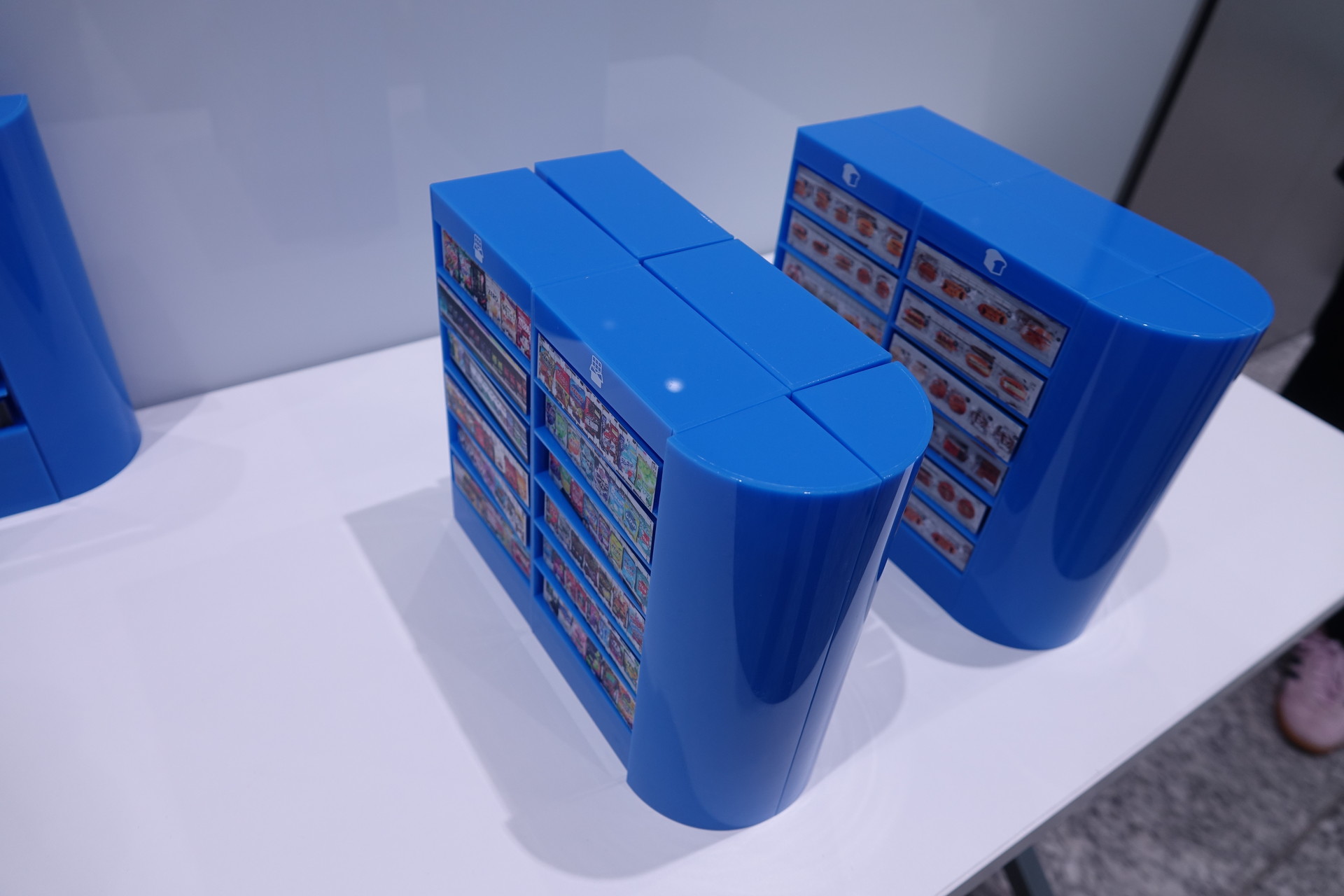 ユニットの模型。画一的なサイズで柔軟に組み合わせられる。端のユニットにセンサーがあり、チェックインなどを管理している