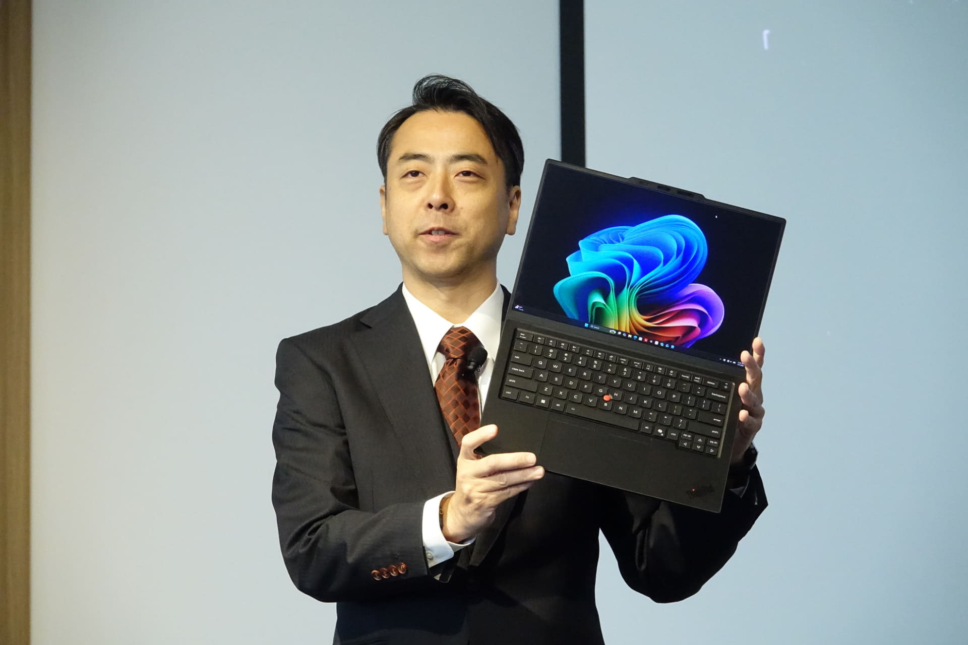 新モデルを手にする塚本氏