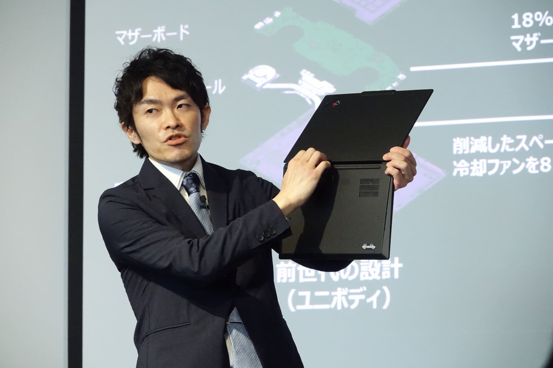 背面パネルを剥がしたところ