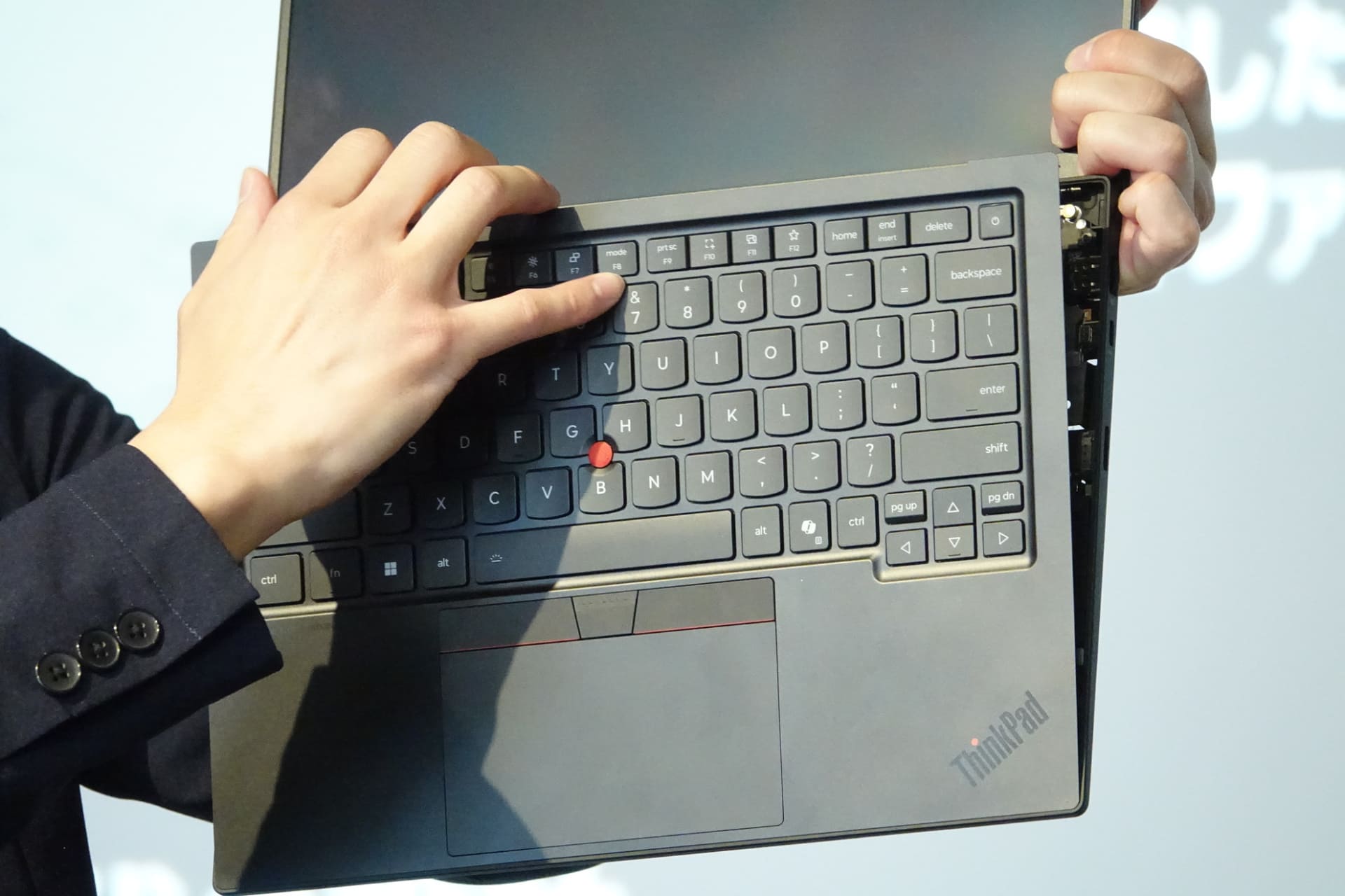 キーボード部分も剥がせるようになり、マザーボードに両面からアクセスできる