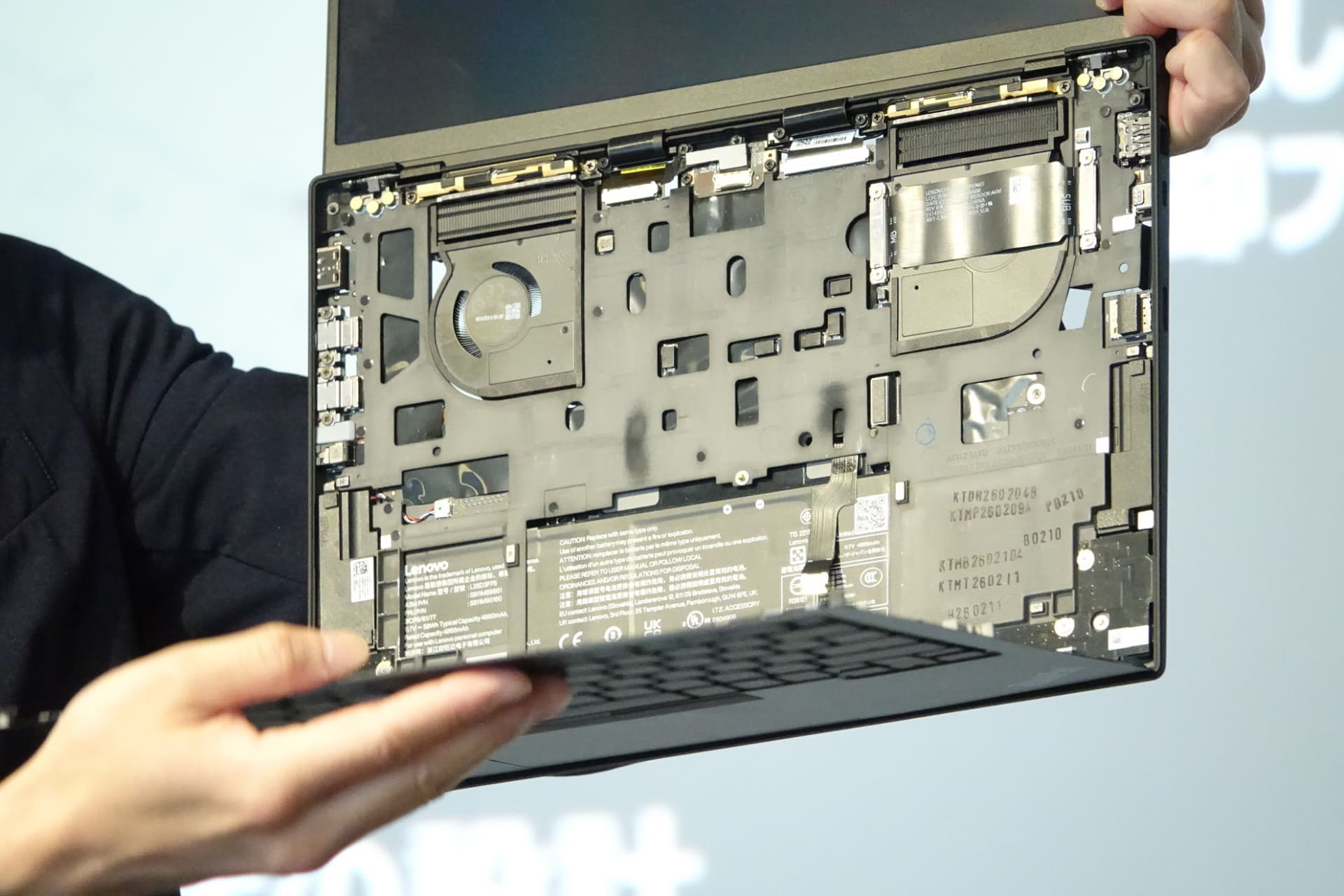 キーボード部分も剥がせるようになり、マザーボードに両面からアクセスできる