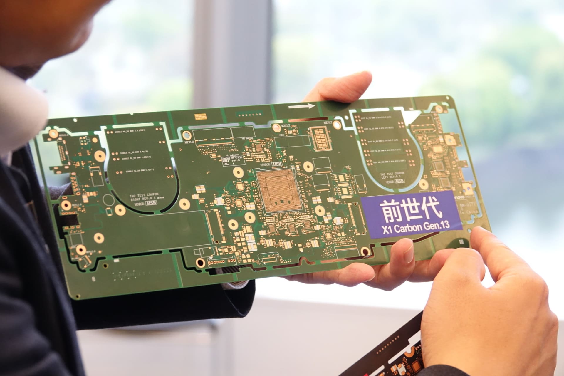 前世代（左）と新世代（右）のマザーボード