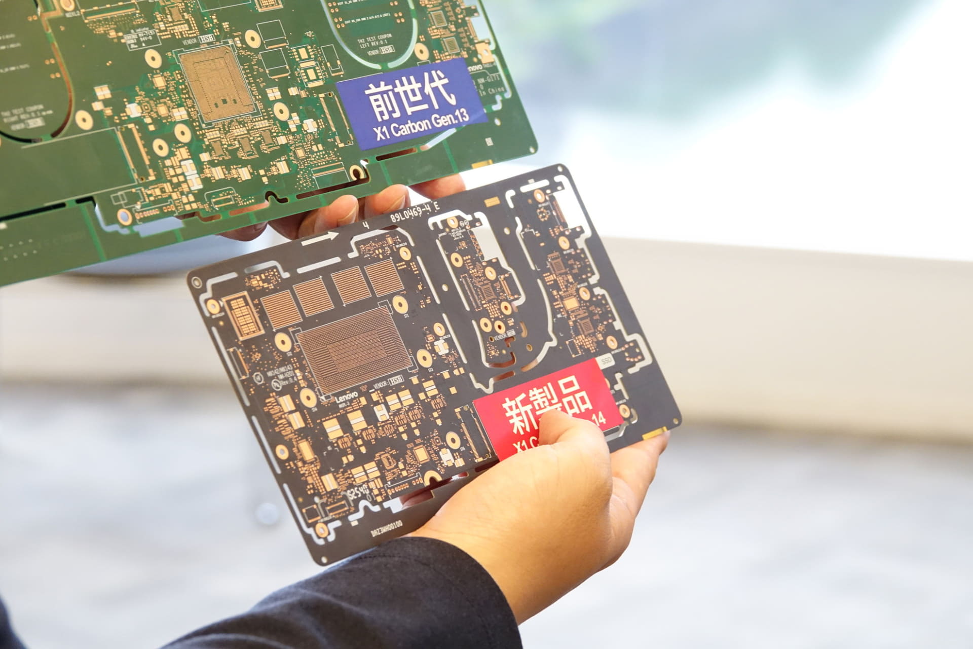 前世代（左）と新世代（右）のマザーボード