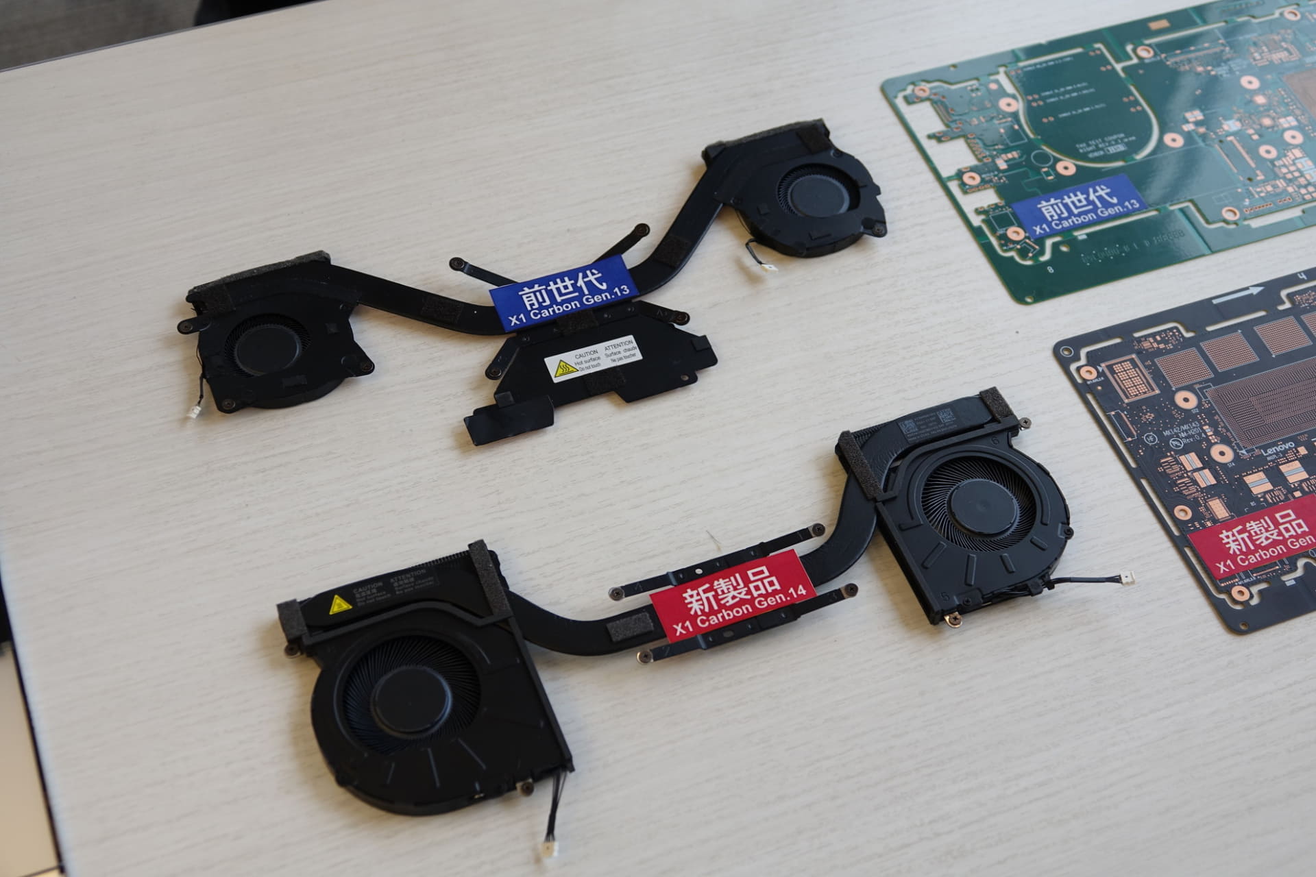 冷却ファン、新製品（下）は大型化されているが、重さは軽く感じる（実測で約4g軽量化されているという）