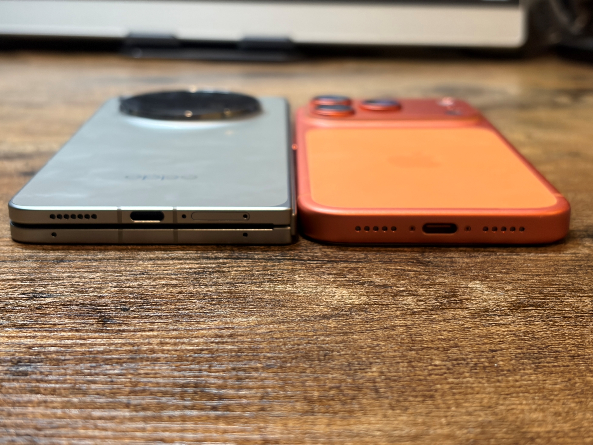 iPhone 17 Pro（右）との比較