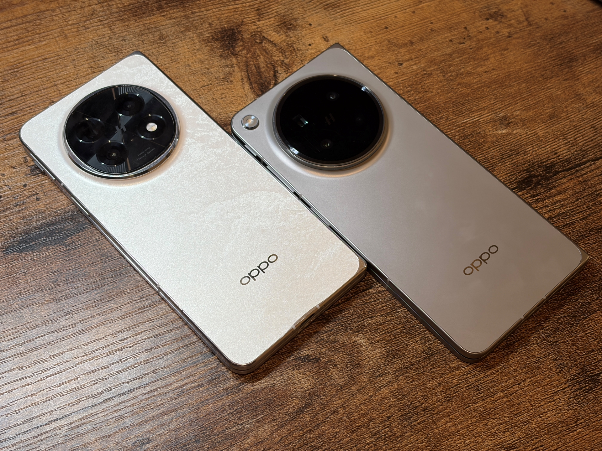 左がOPPO Find N5。</br>※技適未取得機器を用いた実験等の特例制度を申請して使用