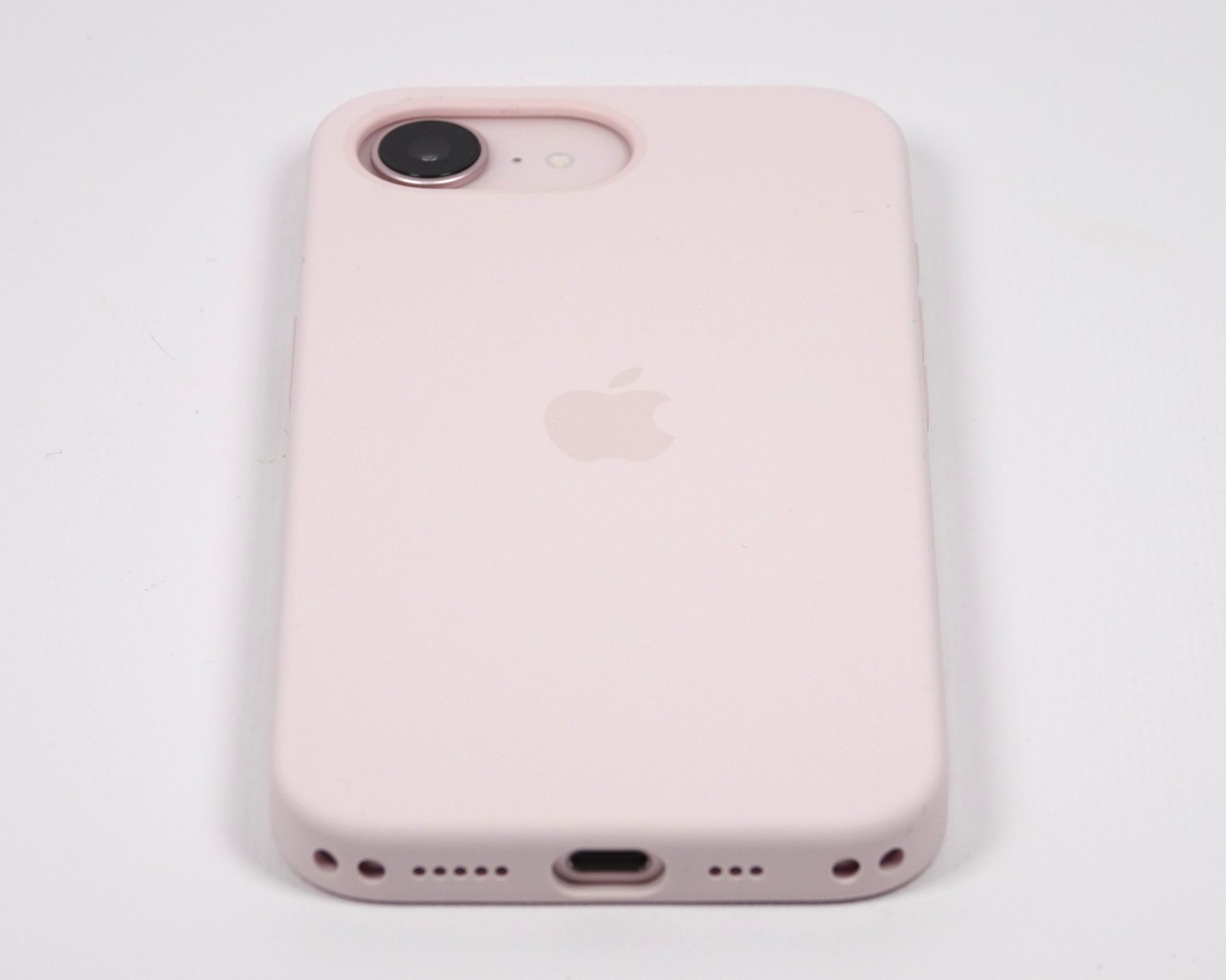 同じ「ソフトピンク」のiPhone 17e本体を装着