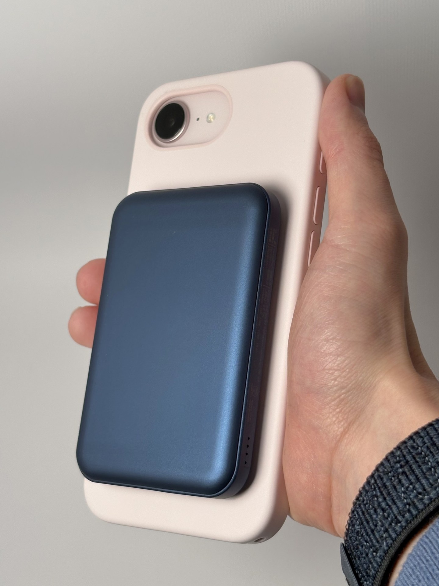 シリコーンケースも同様。ケース自体にも、マグネットが内蔵されている