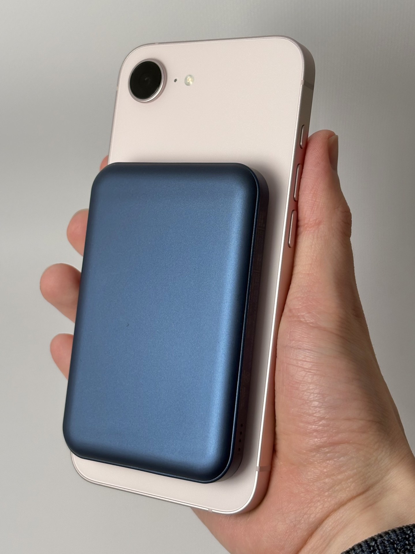 本体に直接Magsafeアクセサリーがくっつく