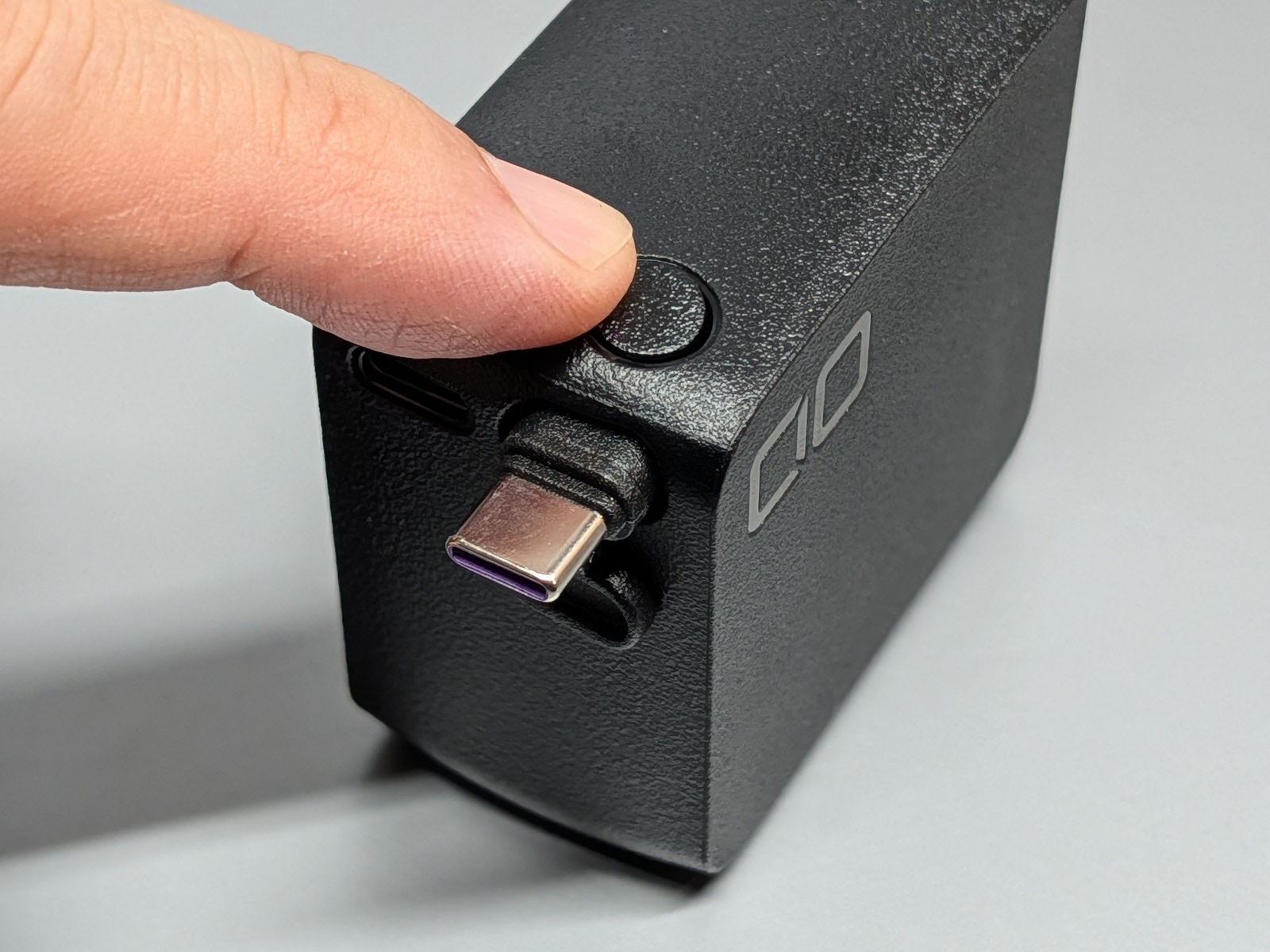 前面のフタが開いてコネクターが飛び出す。あとは指でつまんで引き出せばよい