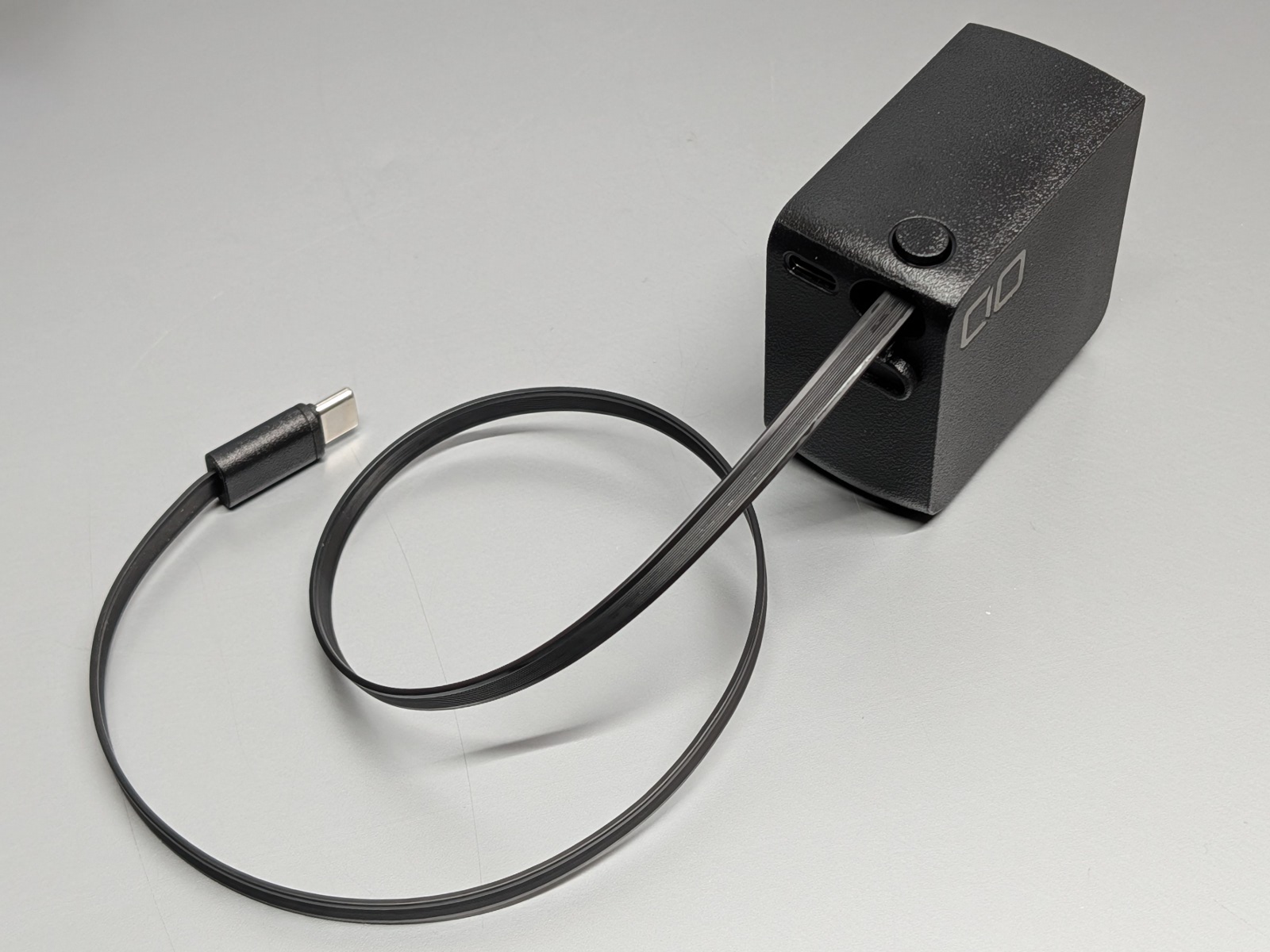 ケーブル長は65cm。末端まで引っ張り出すと自動的に巻き取られ収納される