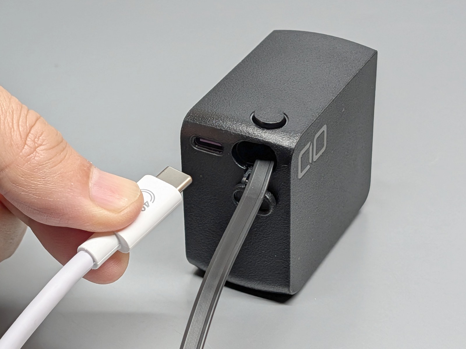 もうひとつのポートを併用すれば最大2台への同時充電が可能