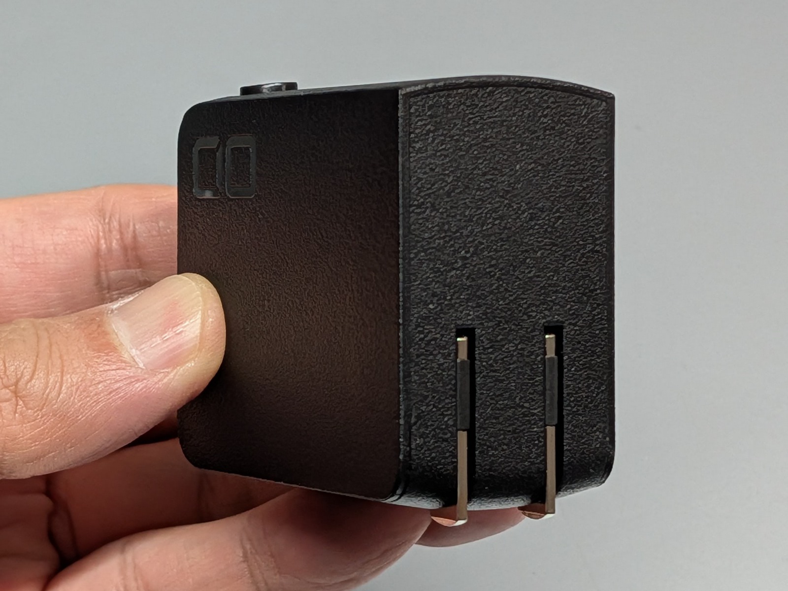 プラグは折りたためるので持ち歩きに適している