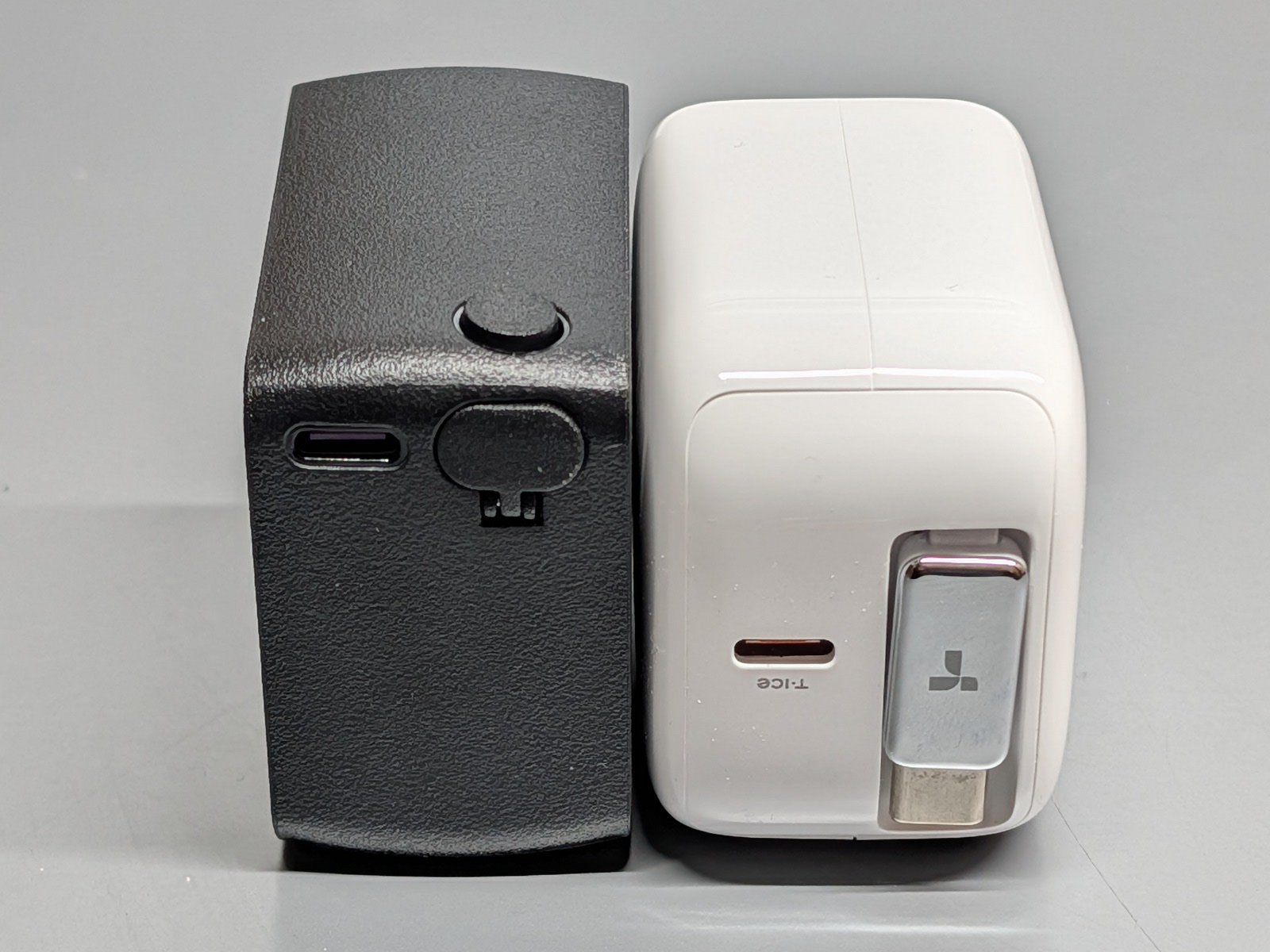 以前紹介した最大40Wの「TORRAS FlexLine」（右）との比較。同じく巻き取りタイプだがコネクターが収納できるか否かが大きな違いだ