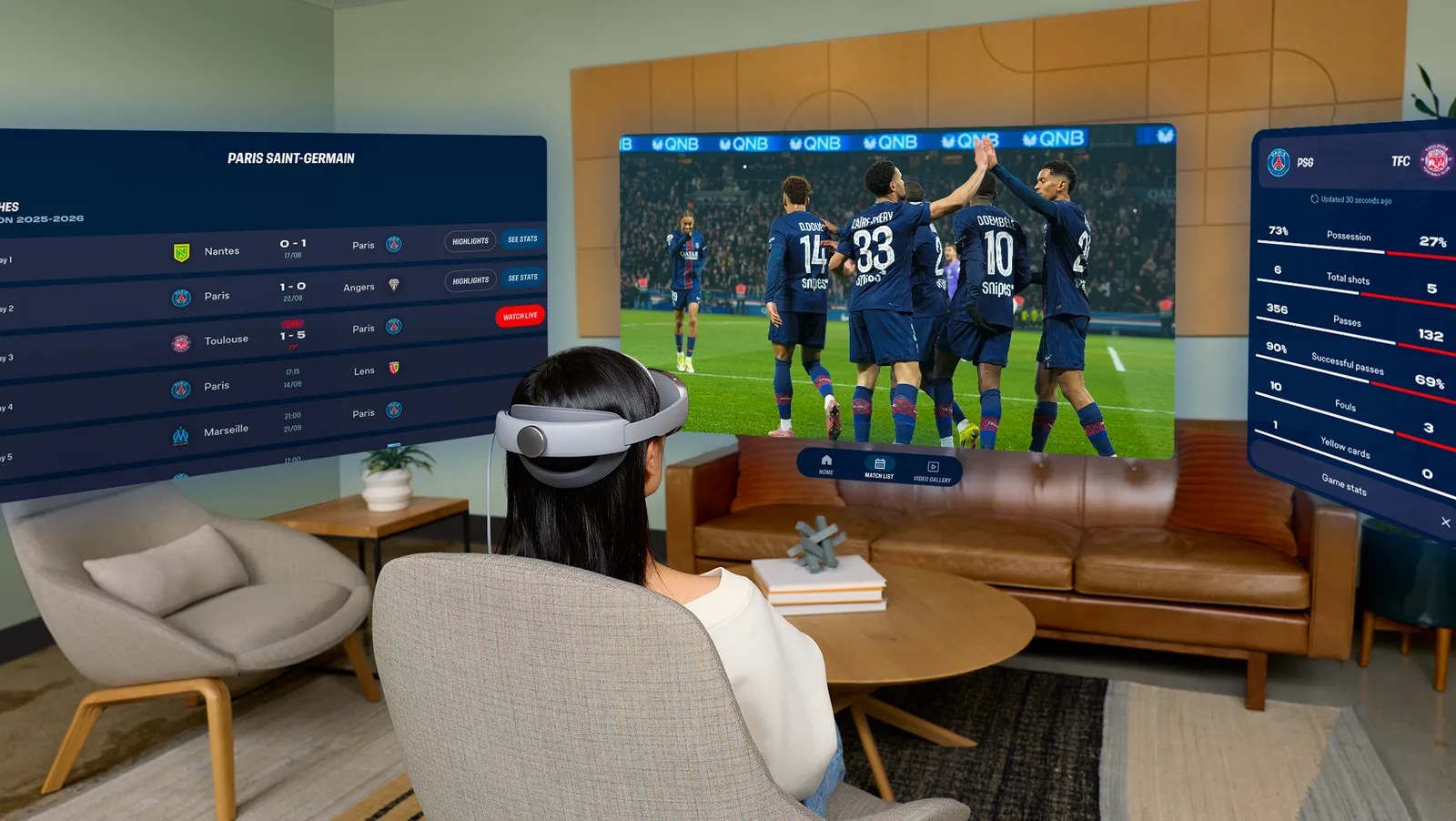 Galaxy XRヘッドセットでサッカーの試合を観戦する様子のイメージ。3つの大きな仮想スクリーンが浮かび上がっている