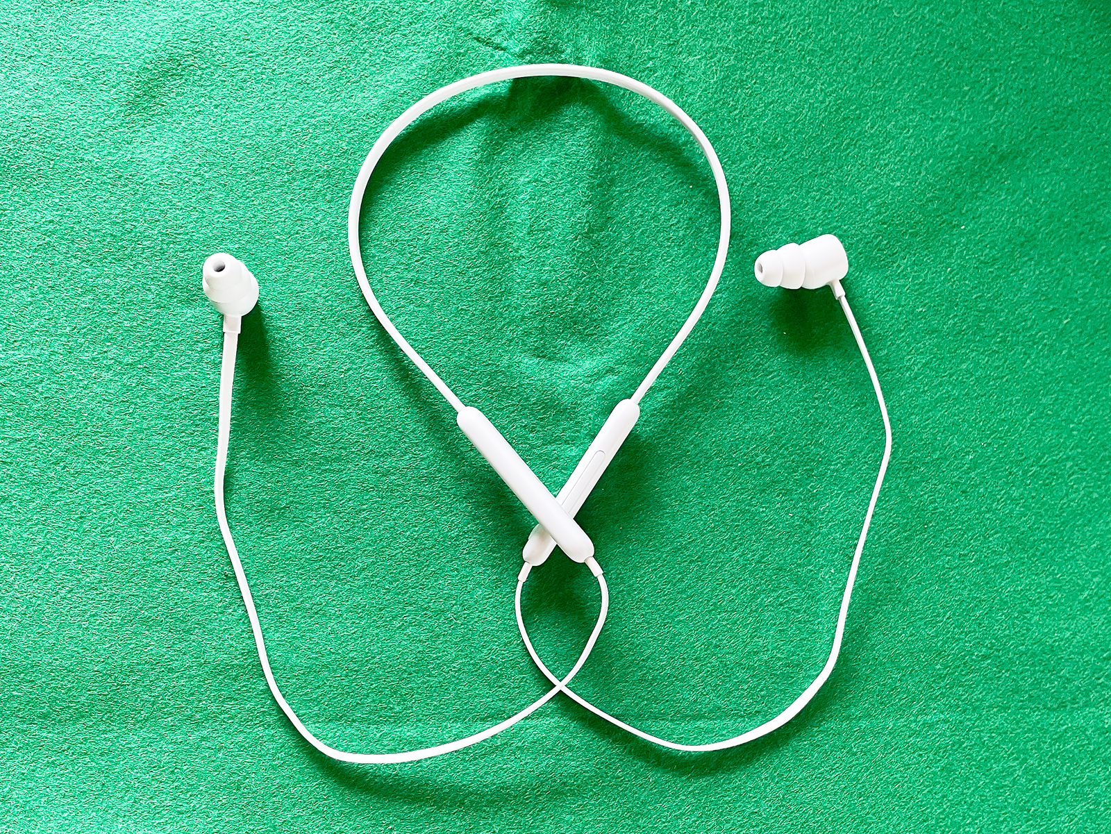 「Beats by Dr.Dre」のネックバンド型ワイヤレスイヤホン「Beats Flex」。画像は白に見えますが、落ち着いた色合いのスモークグレイです。