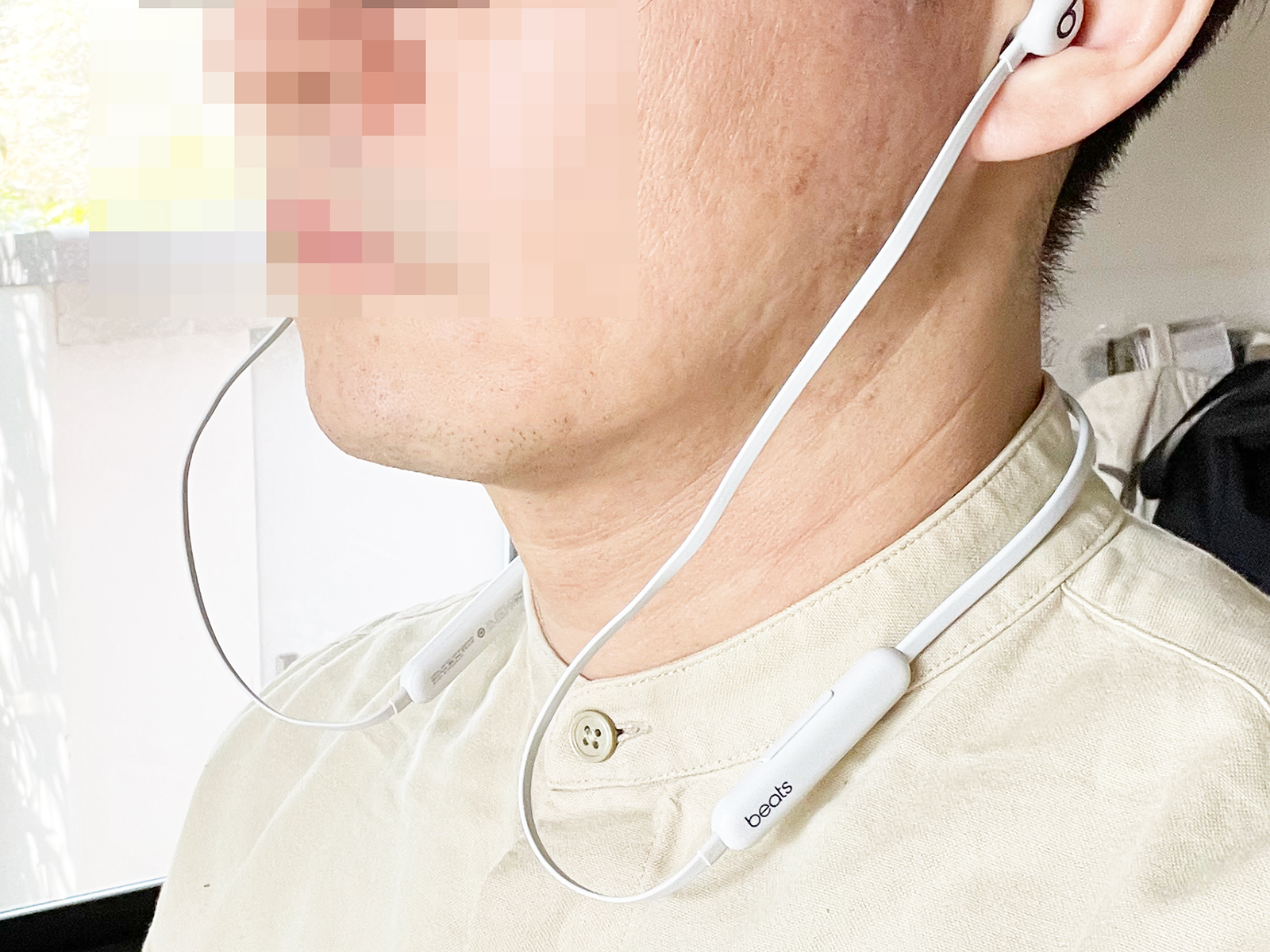 装着時のスタイル。最近あまり見なくなったネックバンド型。