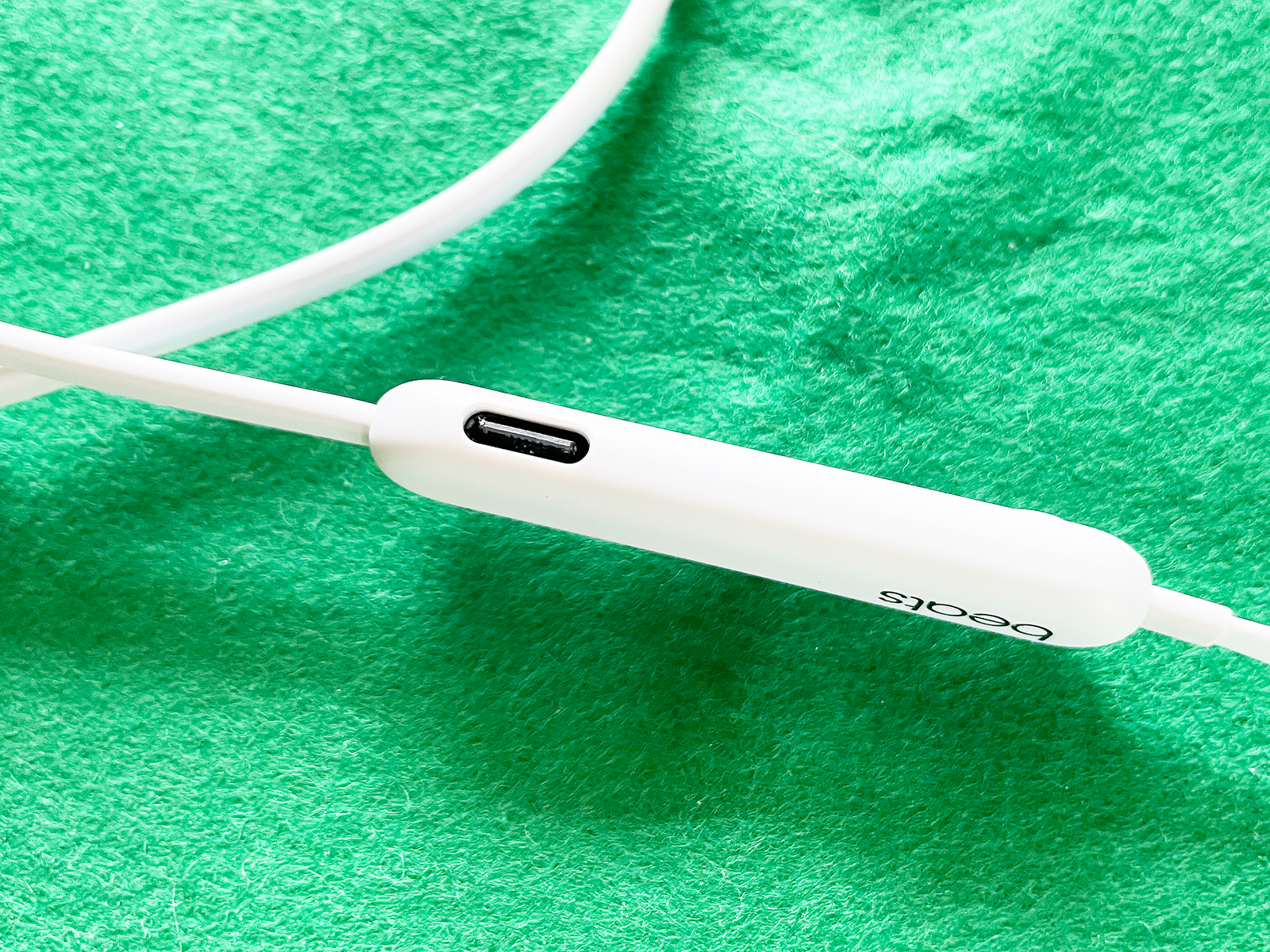 充電はUSB-C経由で行えます。バッテリーが12時間近く保ちます。