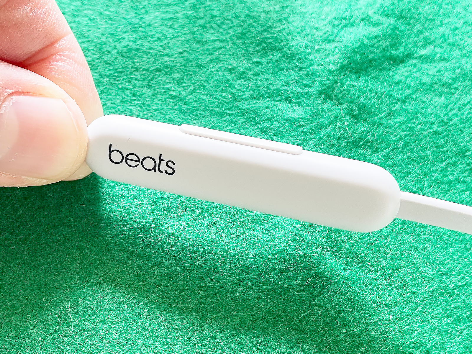 ボタンは再生＋音量とシンプルな校正。