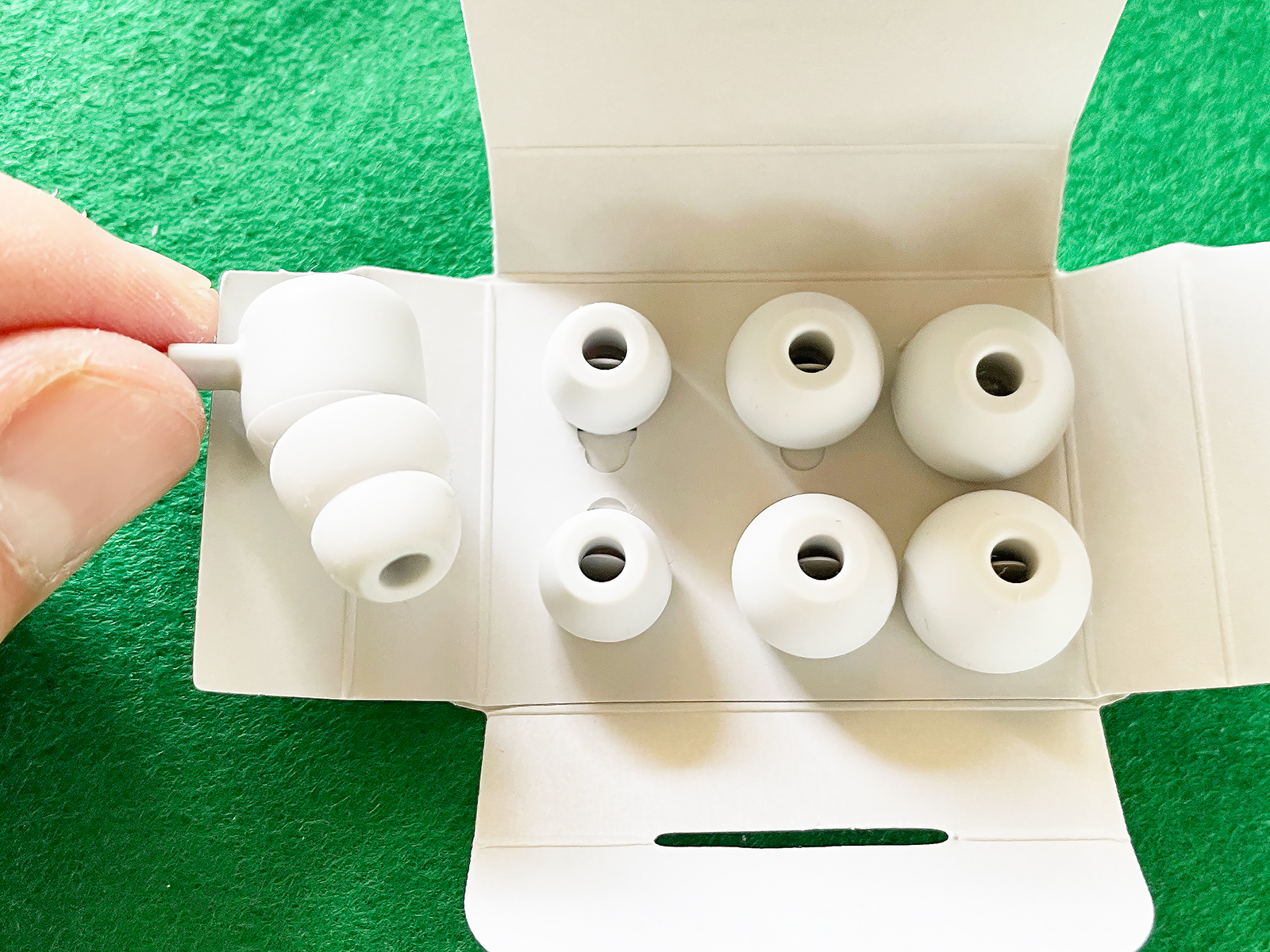 イヤーピースは大きさ別に3種類＋ダブルフランジ型のものが同梱されています。