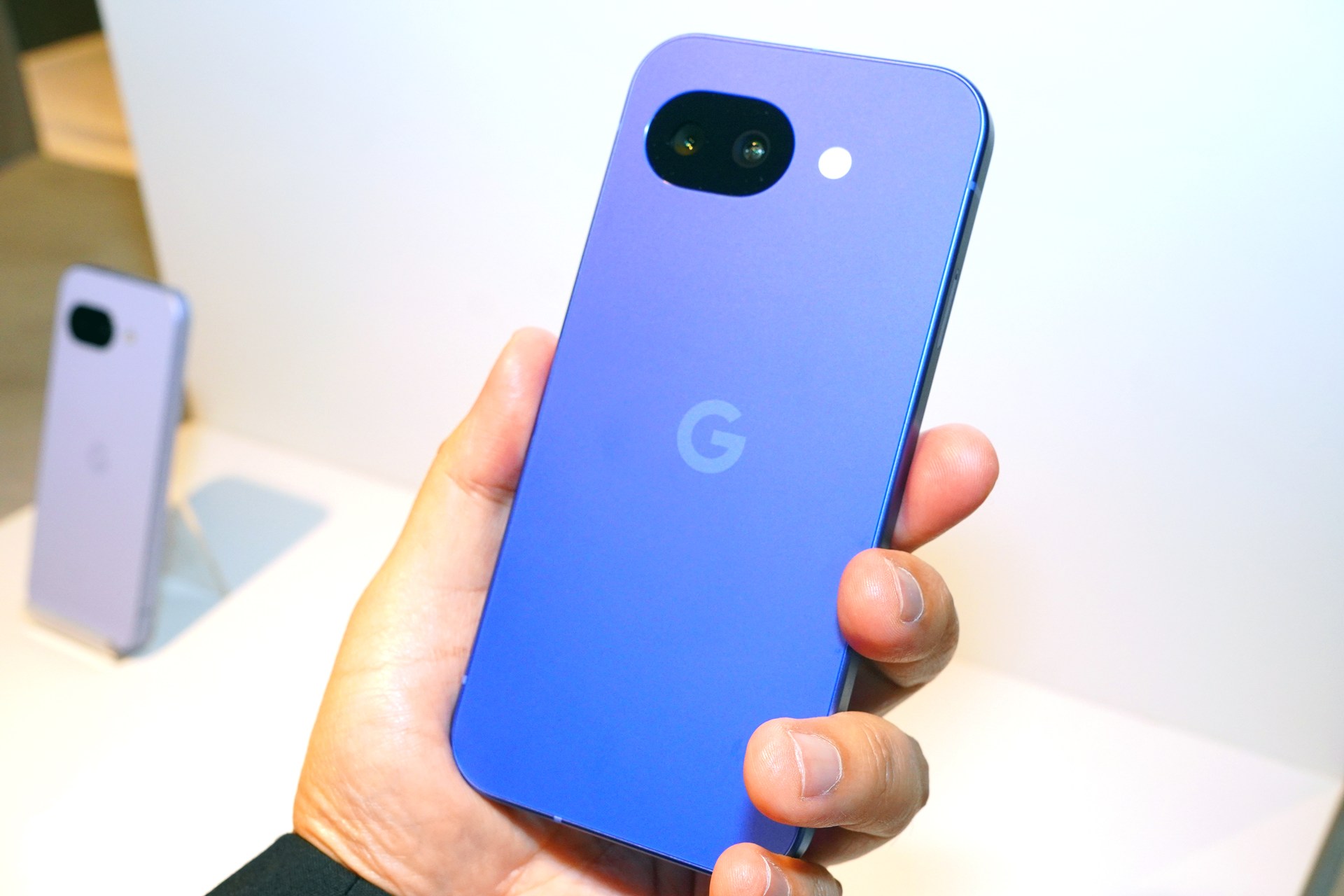 ヘラルボニーとコラボした、日本限定モデルのIsai Blueも5月に登場。こちらは256GBのみ