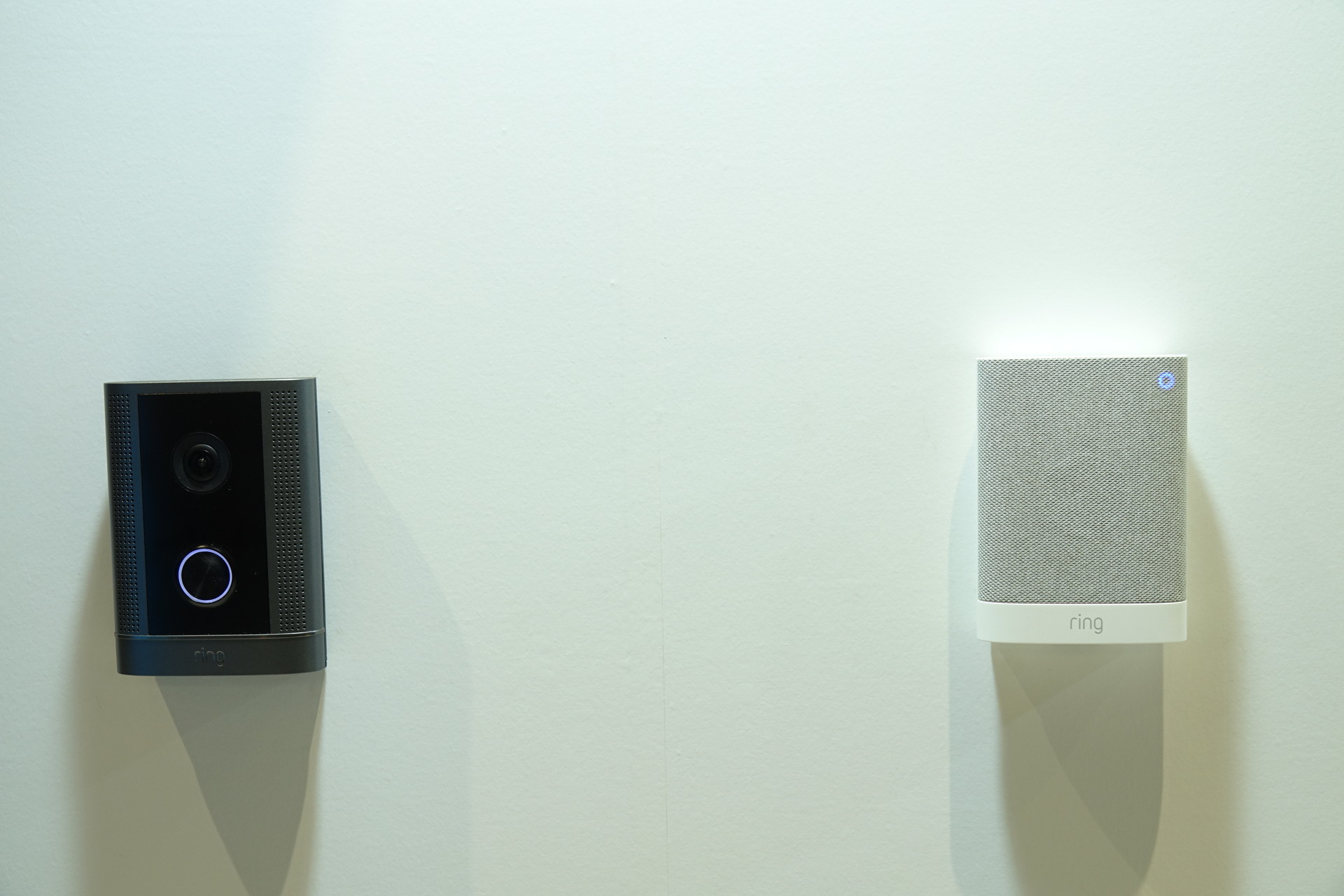 右は室内に取り付けるスピーカー。チャイムが鳴る