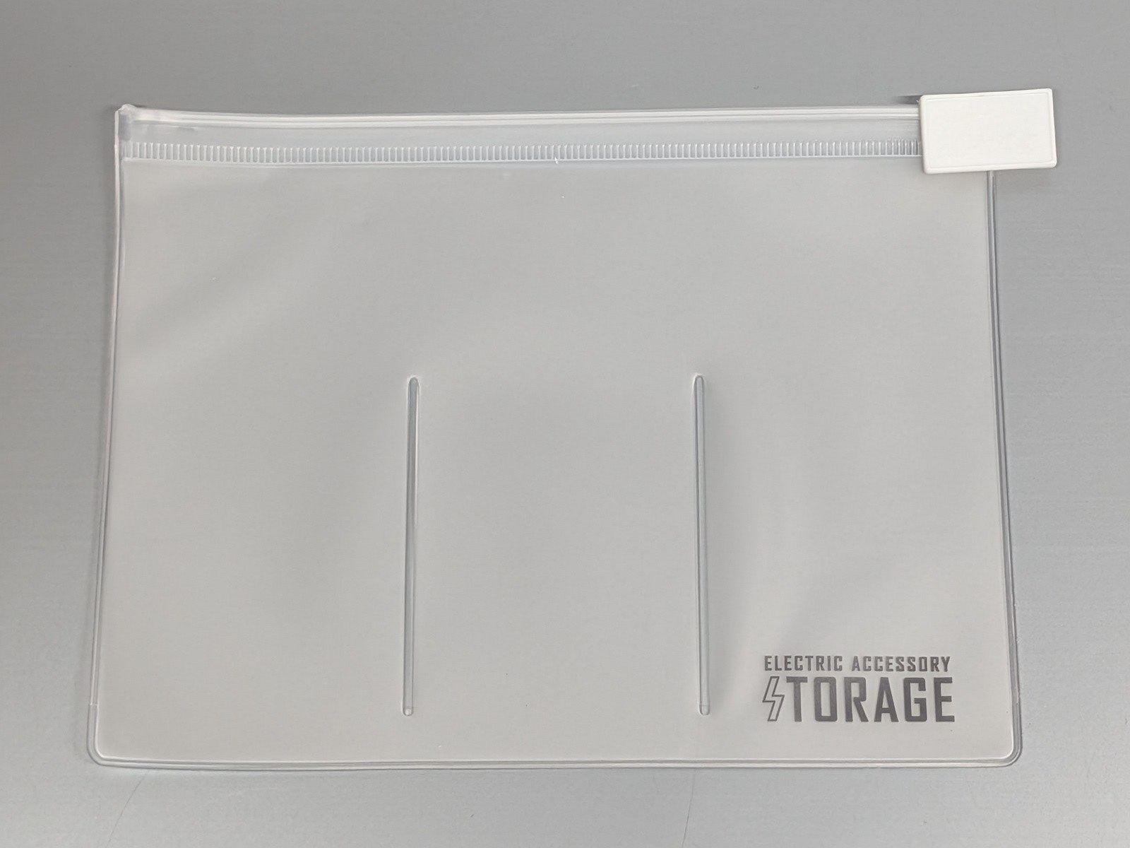 製品本体。素材はEVAで、上部はファスナーで開閉できる