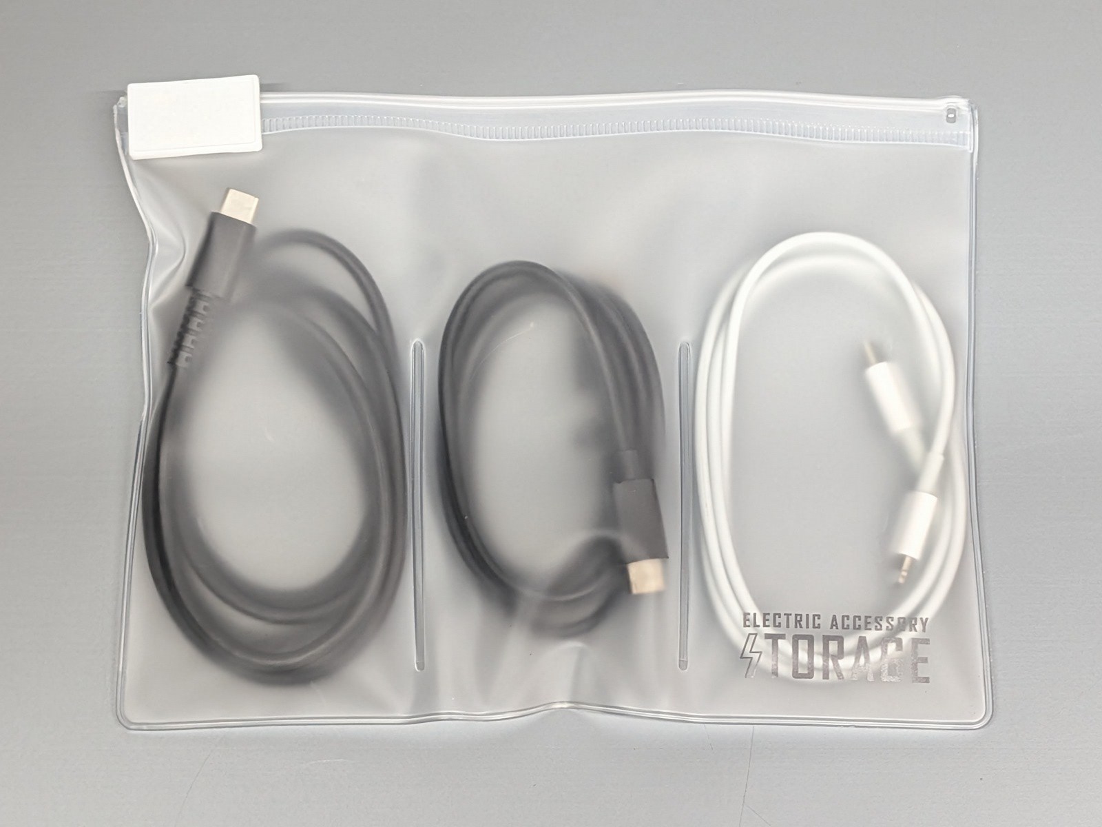 パーティションで区切られており、3本のケーブルを分別収納できる