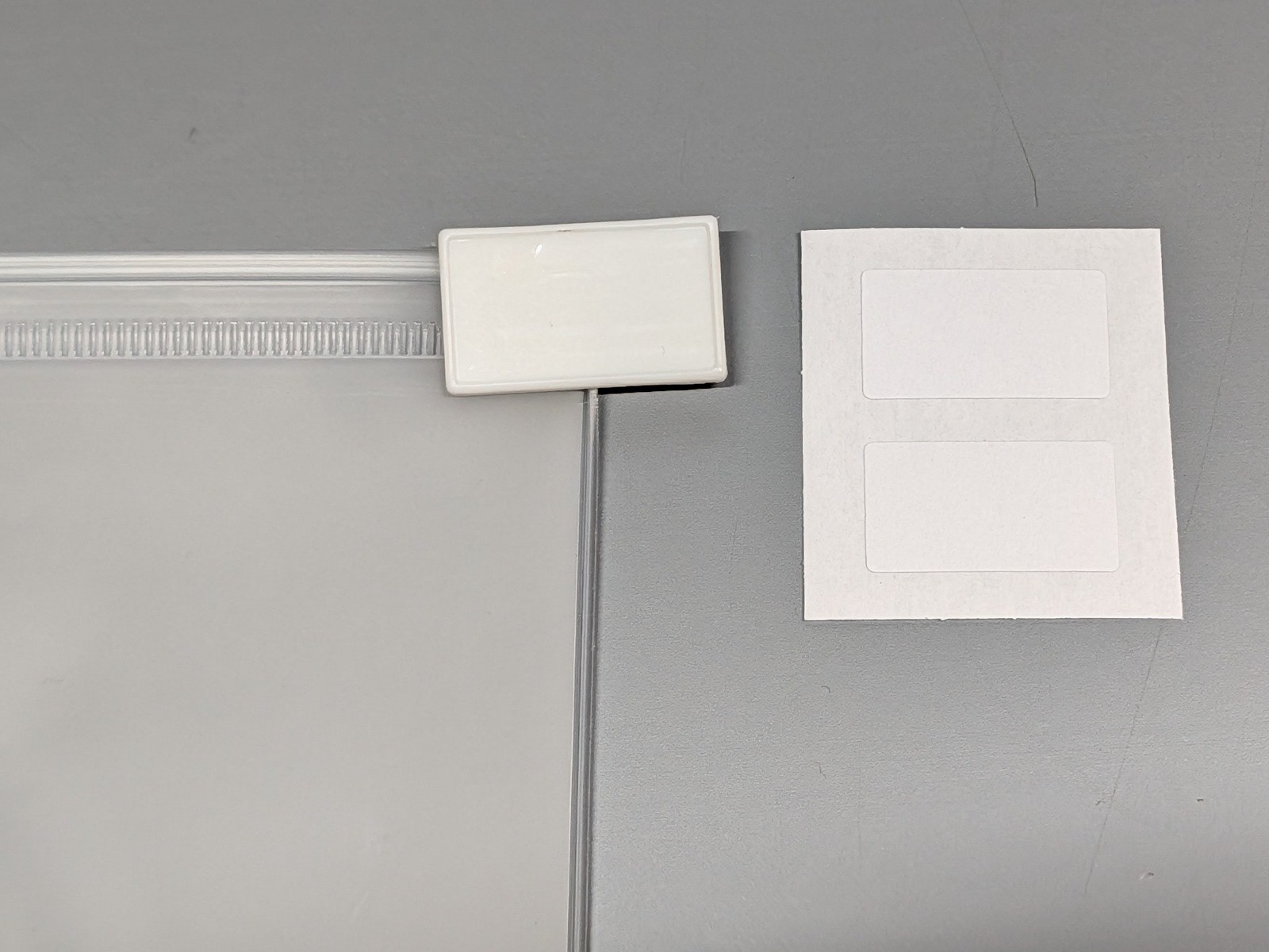 スライダーには名前などを書き込めるラベルが付属する