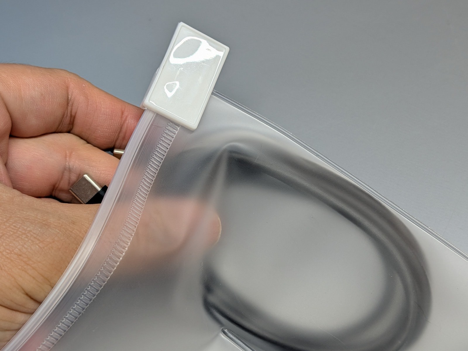 ファスナー部は完全に開き切らないため、右端のポケットはほかより出し入れしにくい