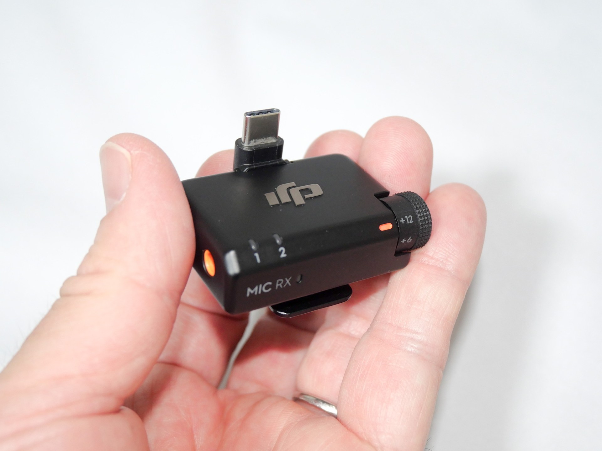 先のレシーバー単独で撮影した写真。USB端子は標準で付いているわけではなく、スマートフォン用のアダプターを別途装着しなければならない