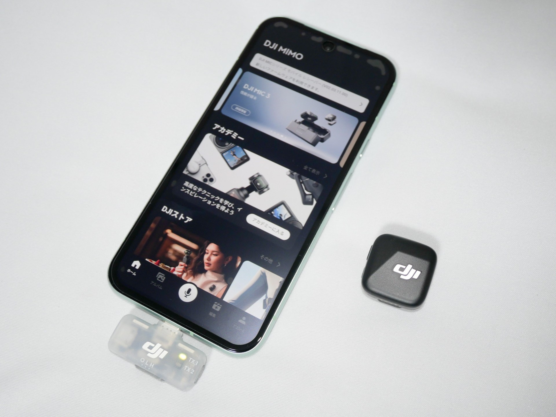 実際にスマートフォンに接続してみたところ。最初の写真と比べると、かなりコンパクトに収まっていることが分かる