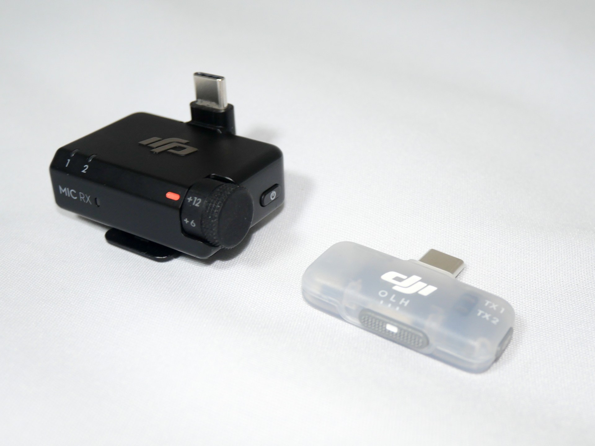 DJI Mic Miniのレシーバーと並べてみたところ。サイズの違いは一目瞭然だ