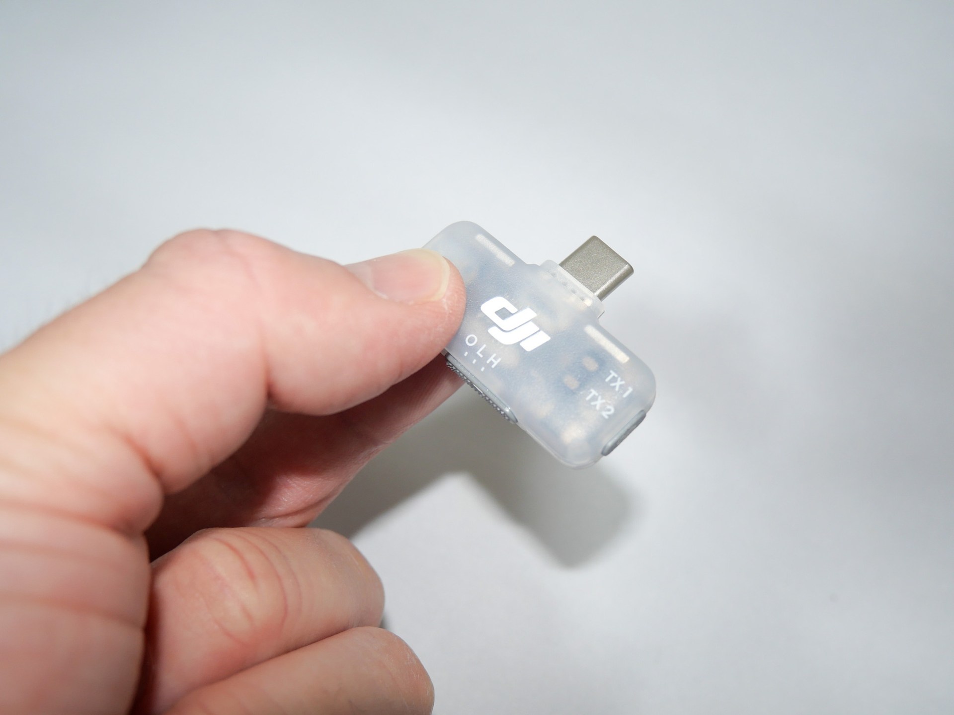 スマートフォン専用のレシーバーとして提供されている「DJI Micシリーズ モバイル レシーバー」。見た目は横長のUSBメモリといった印象だ